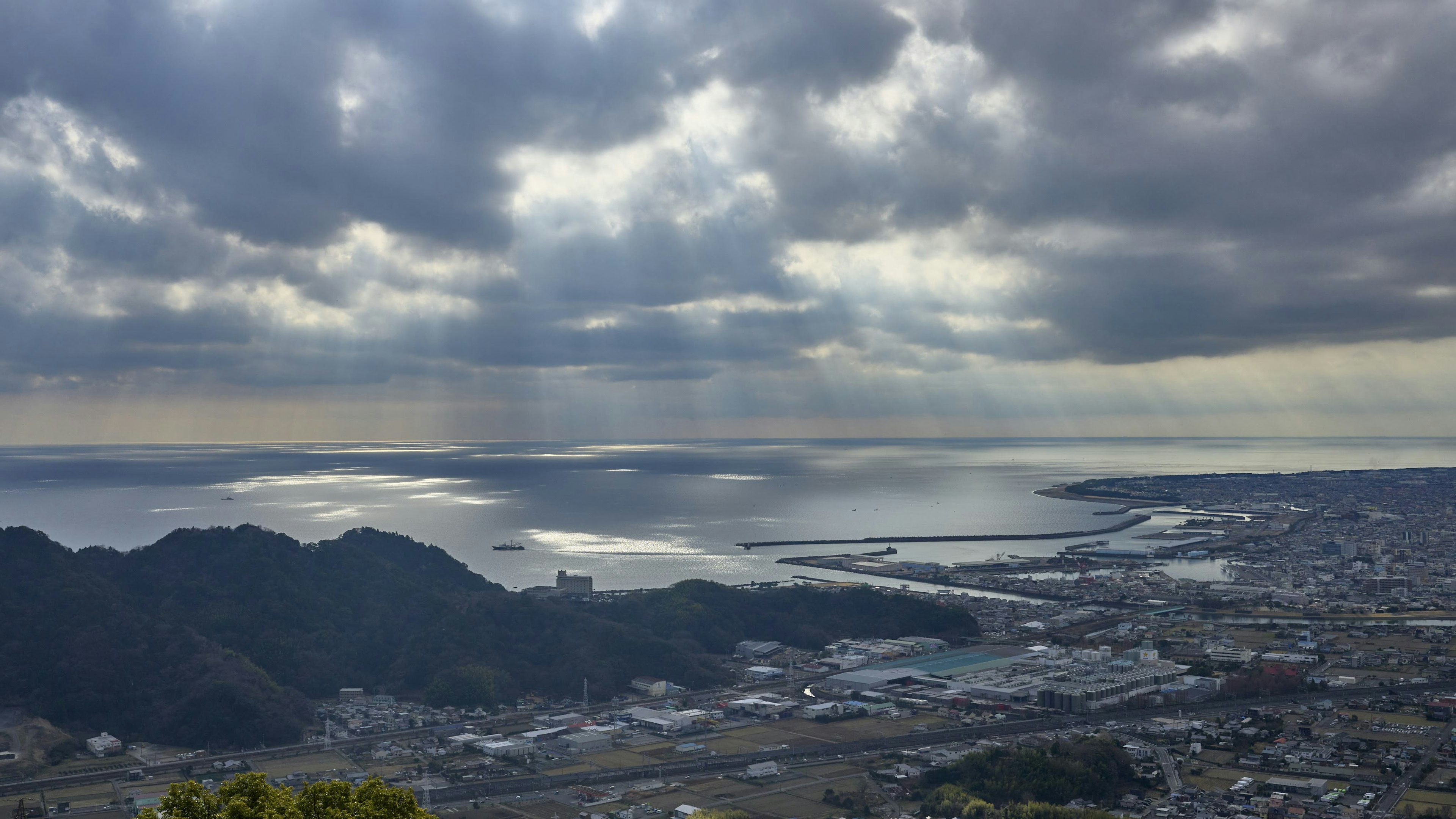 山からの眺めに広がる海と雲の景色