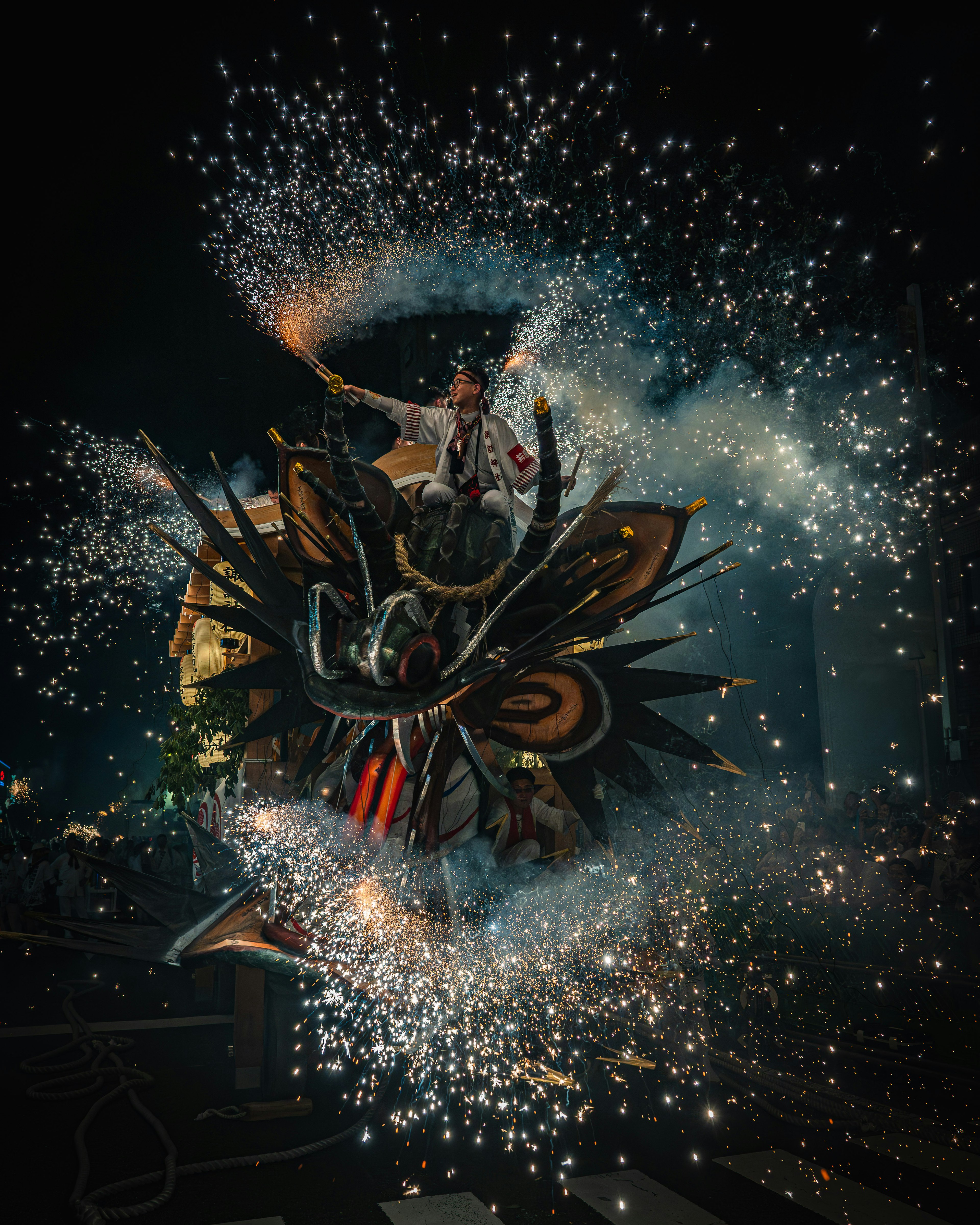 Un artista con un traje vibrante bailando entre fuegos artificiales brillantes