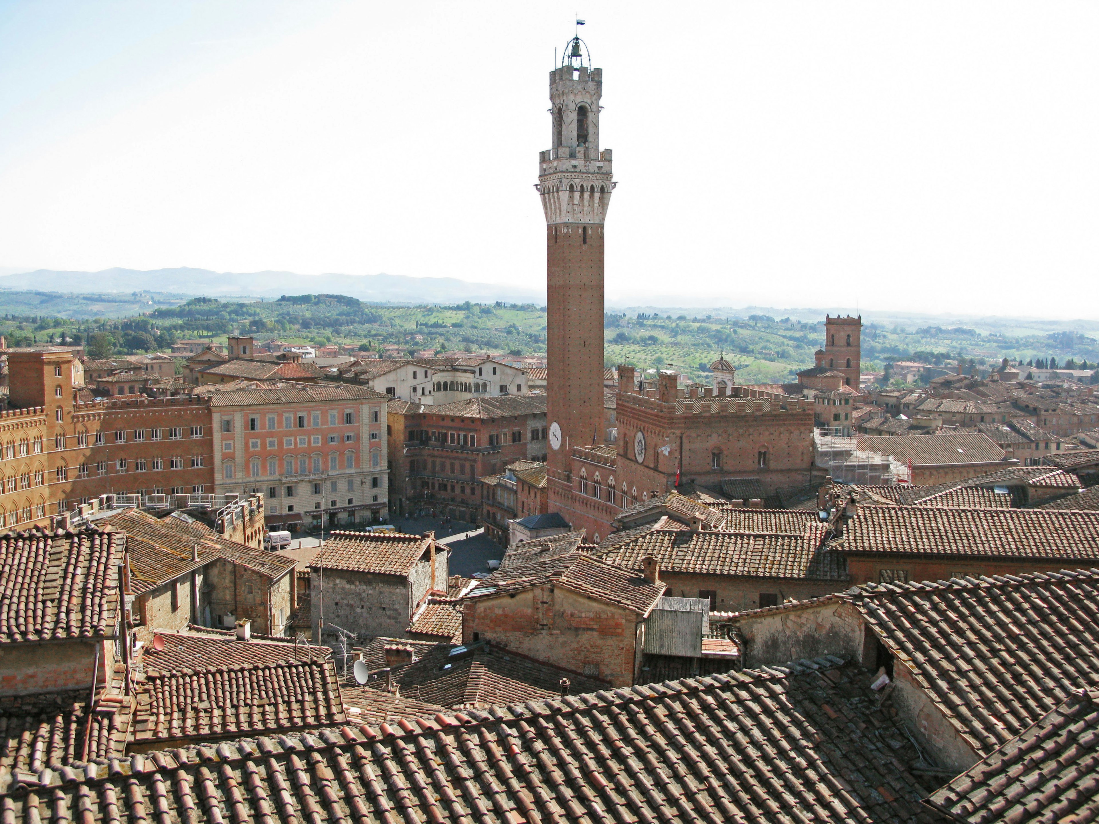 ทิวทัศน์ของเส้นขอบฟ้าของซียน่าโดยมี Torre del Mangia