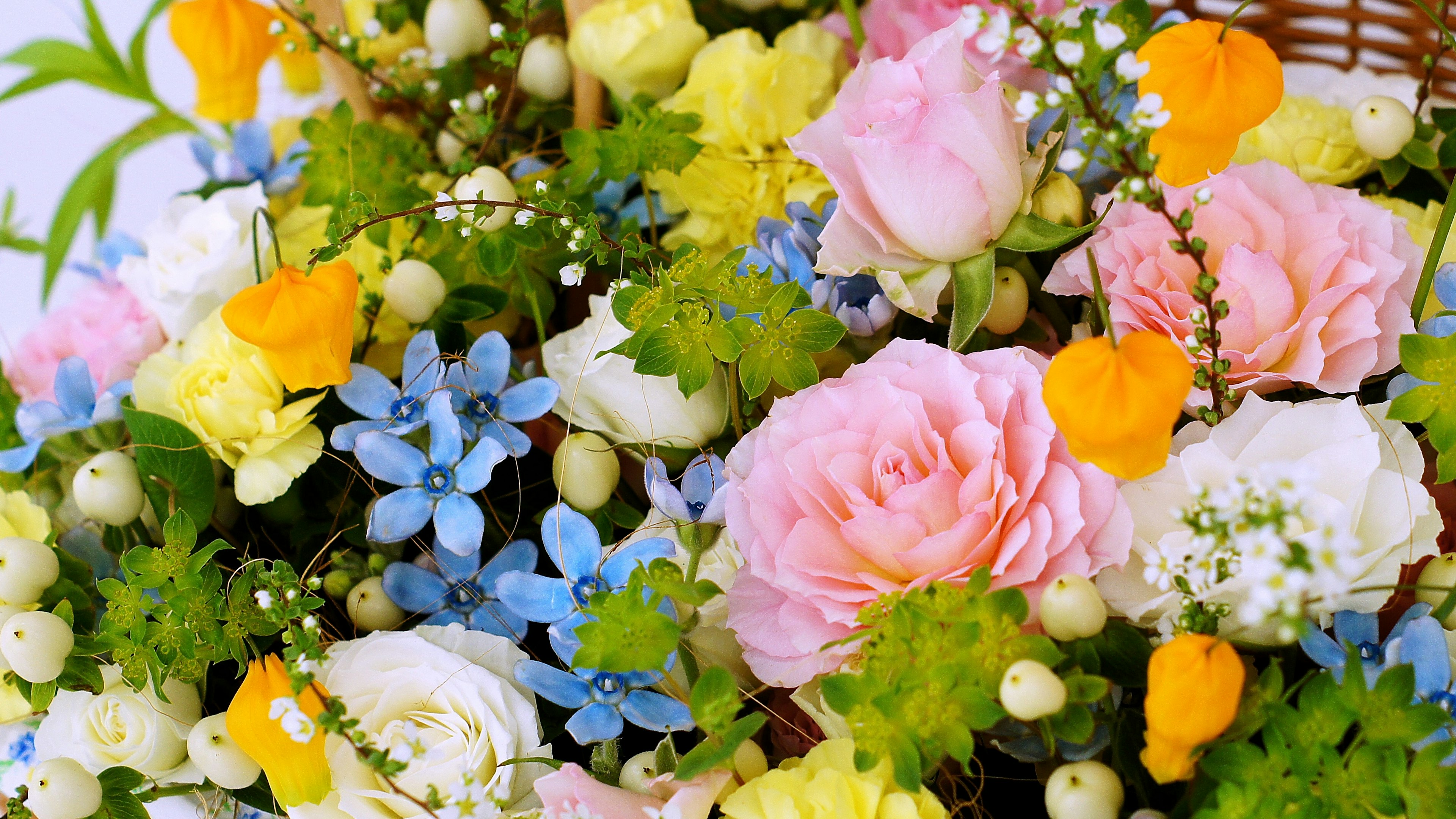 Ein lebhaftes Bouquet mit Rosen und kleinen Blumen in verschiedenen Farben