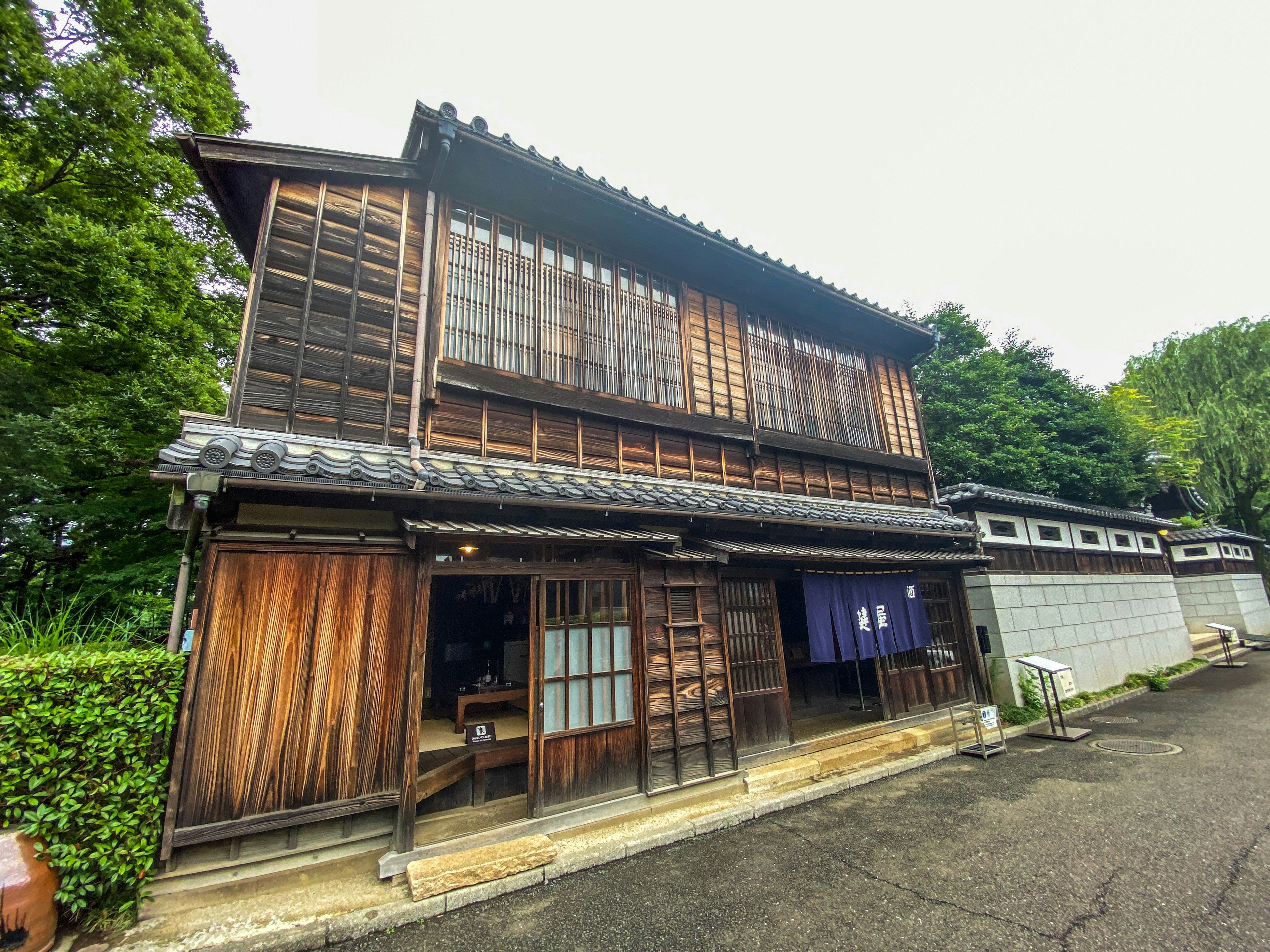 Eksterior rumah kayu tradisional Jepang dikelilingi oleh pepohonan