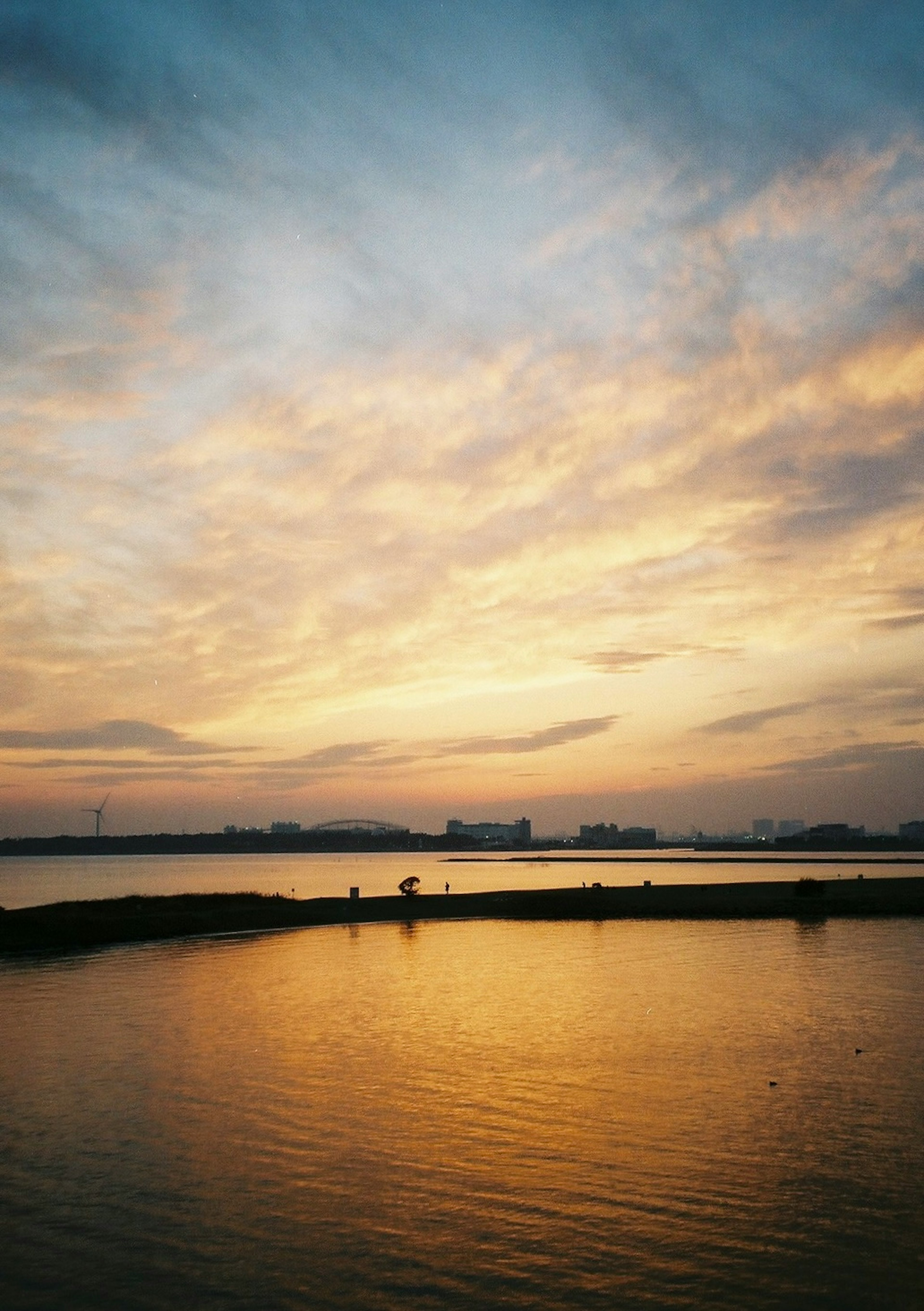 Langit senja yang indah memantulkan di permukaan air tenang