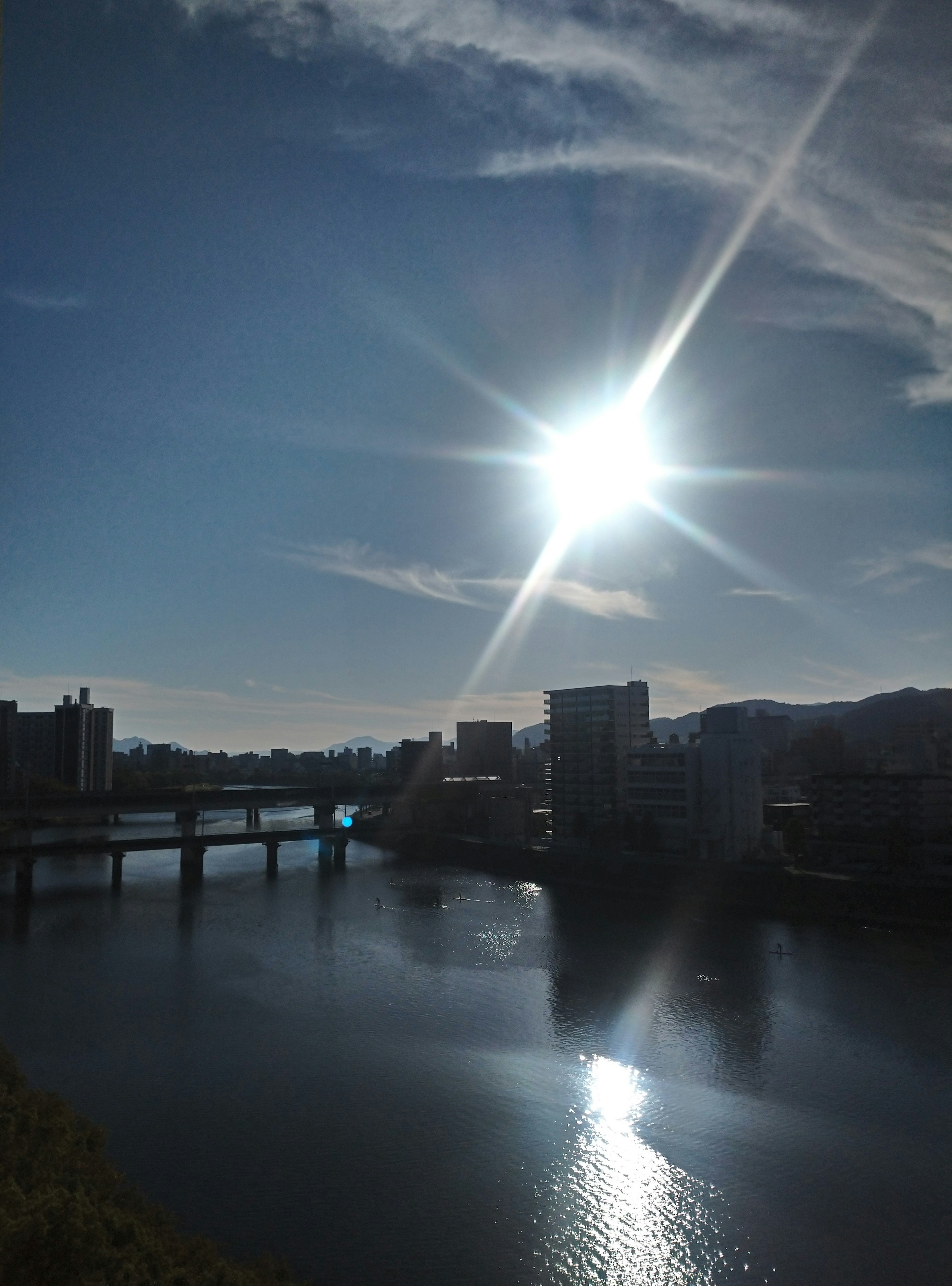 Sole luminoso che brilla su un fiume con riflessi sull'acqua