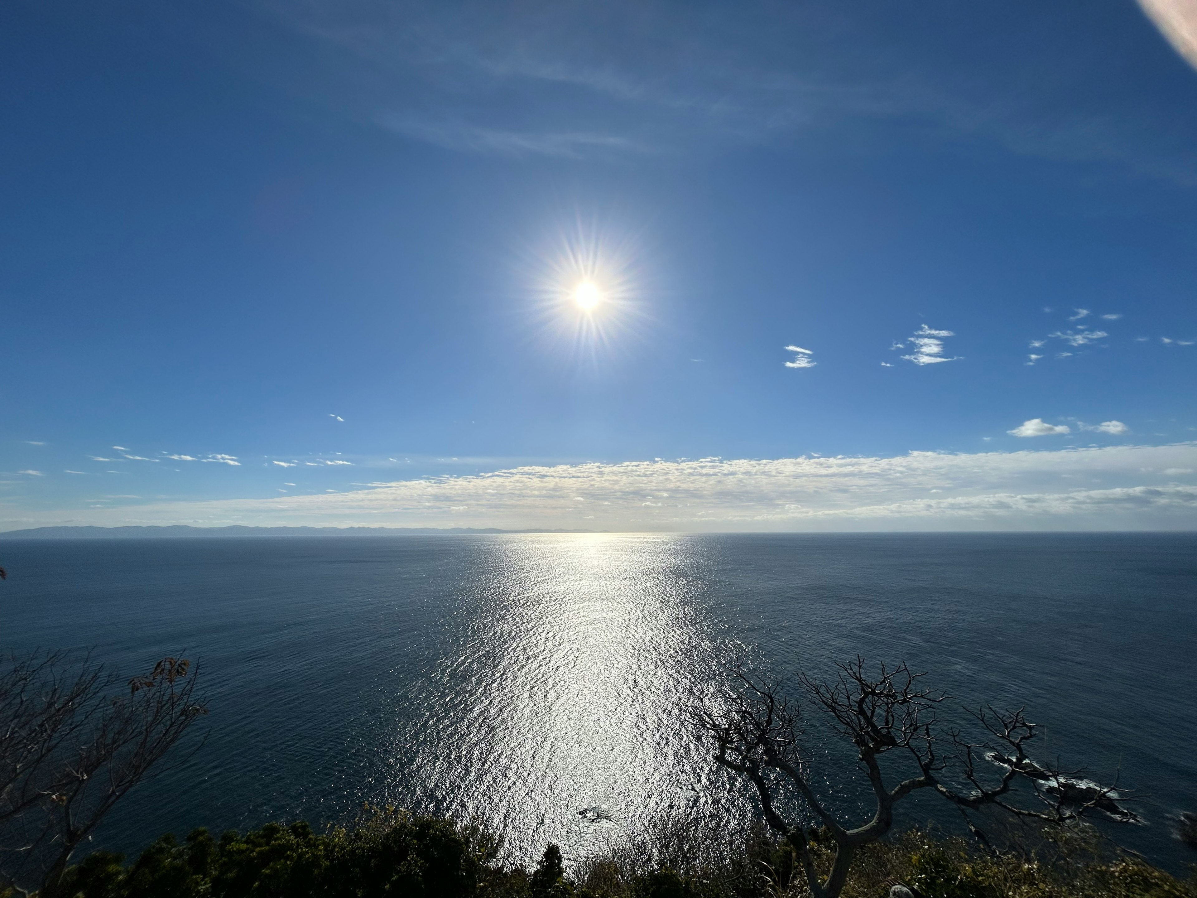 青い海と太陽の光が反射する美しい風景