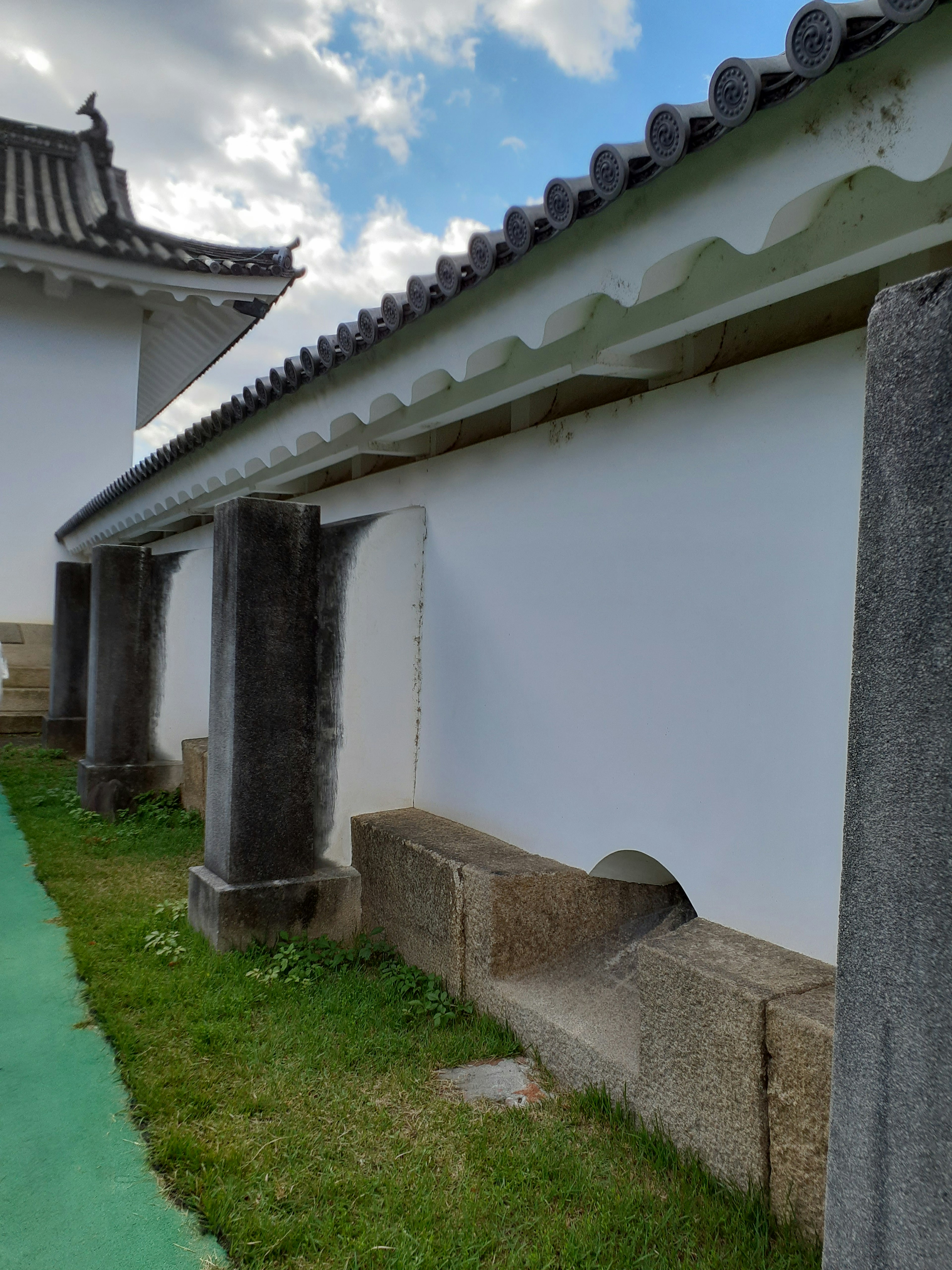 Arquitectura tradicional con muros blancos y columnas de piedra