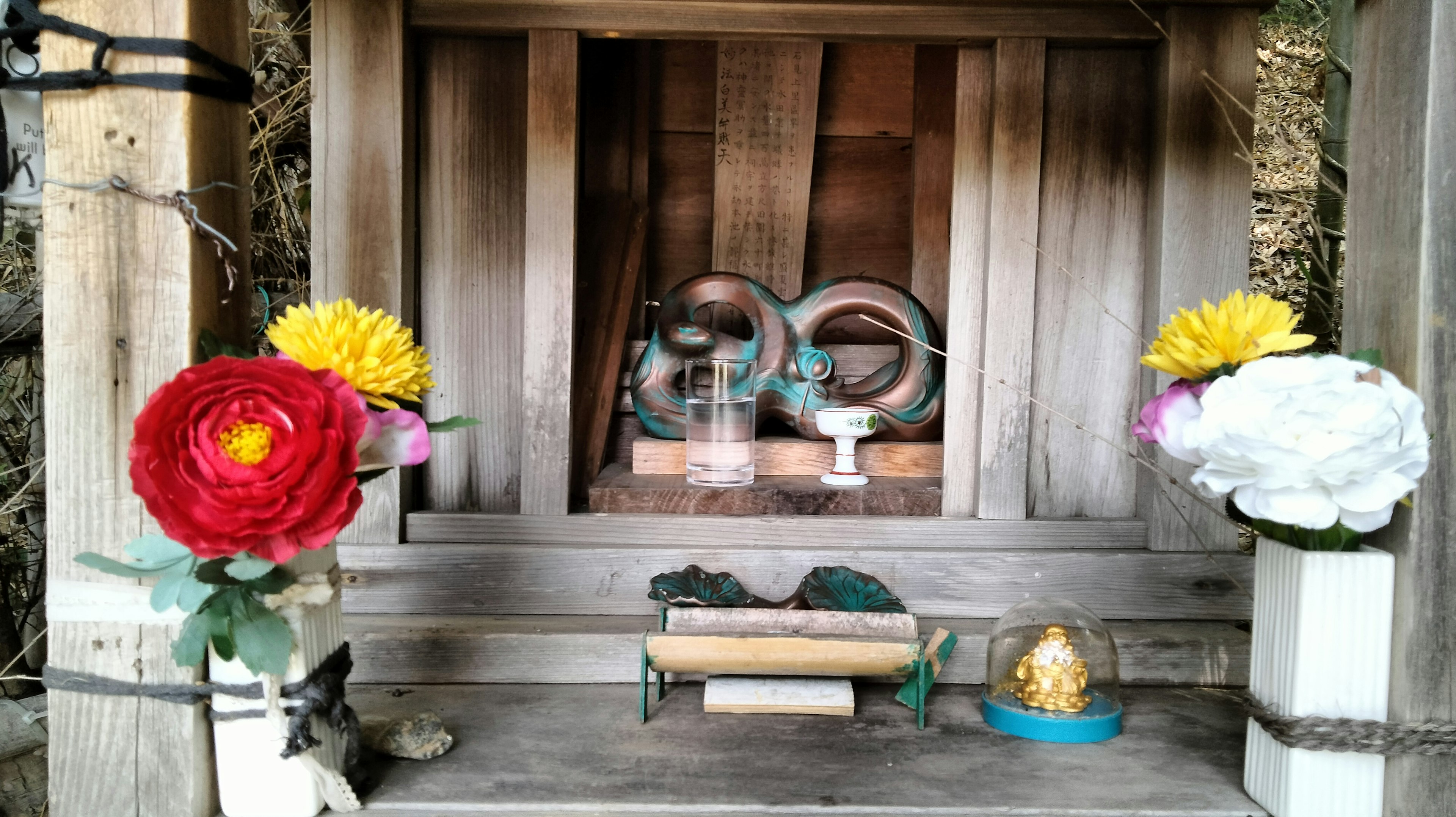 Holzaltar dekoriert mit Blumen und Ornamenten