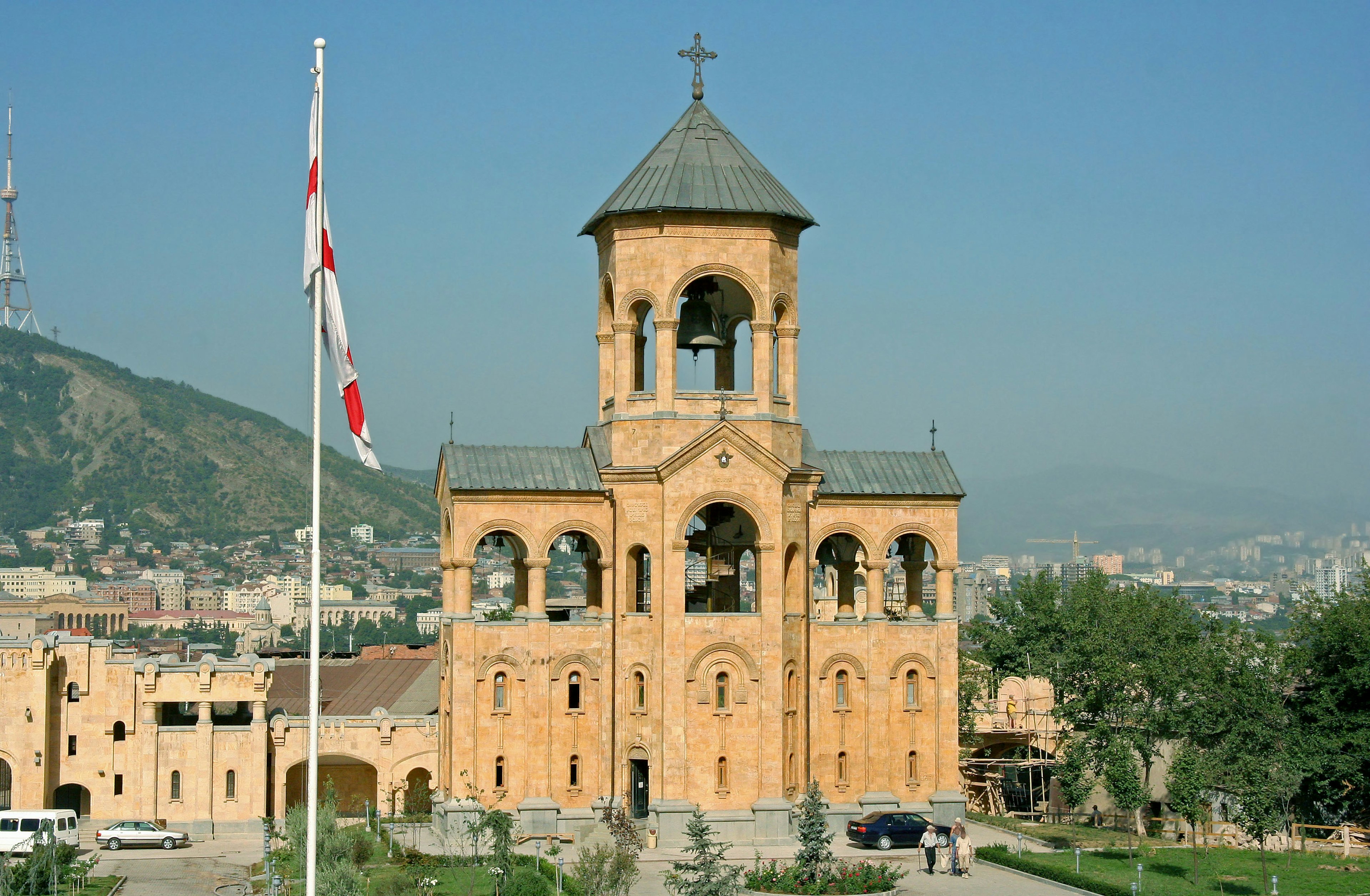 Una bella chiesa di pietra si erge sotto un cielo blu chiaro