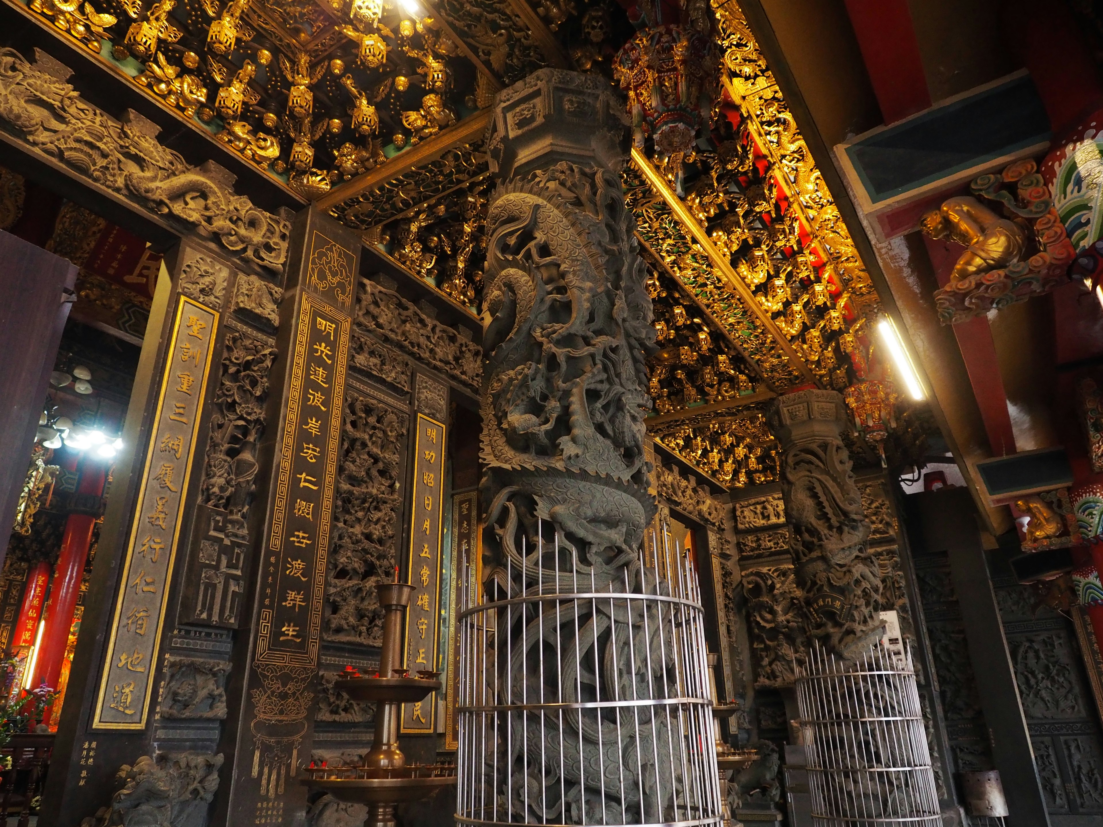 Intérieur d'un temple avec des colonnes sculptées ornées et des décorations dorées