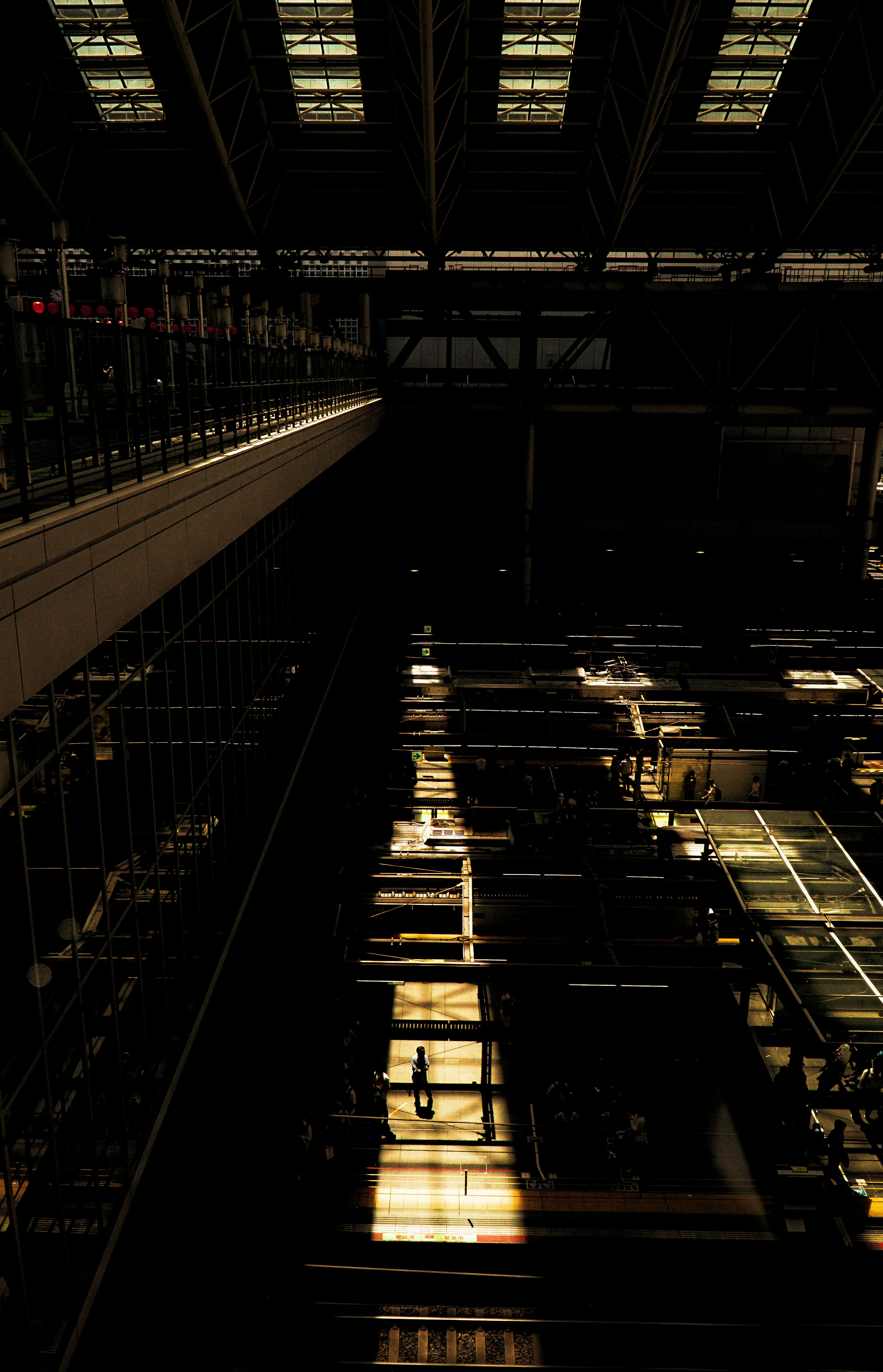 Reflejo de luz en un espacio oscuro con estructuras lineales