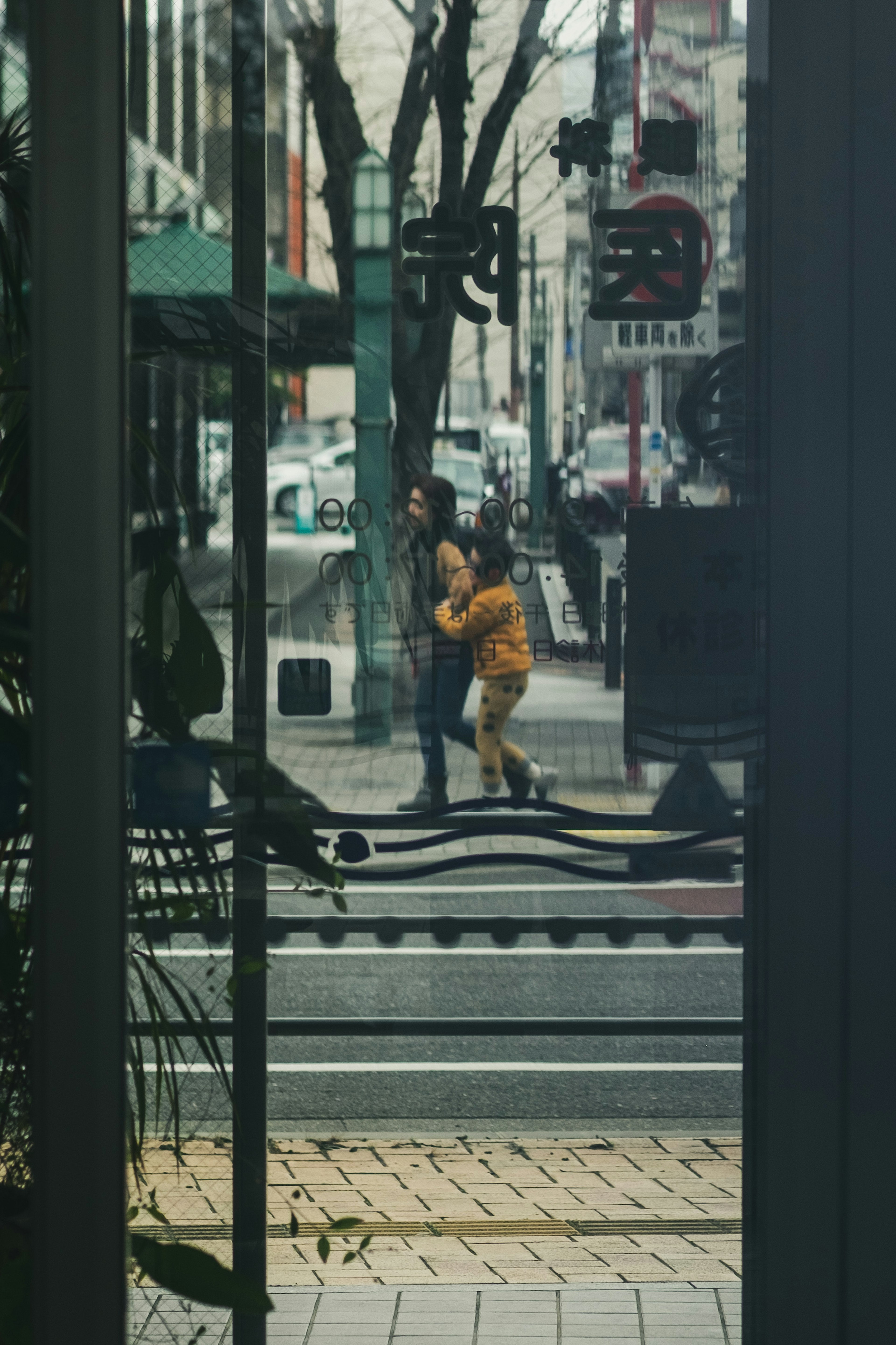 Personas caminando por la calle vistas a través de una ventana