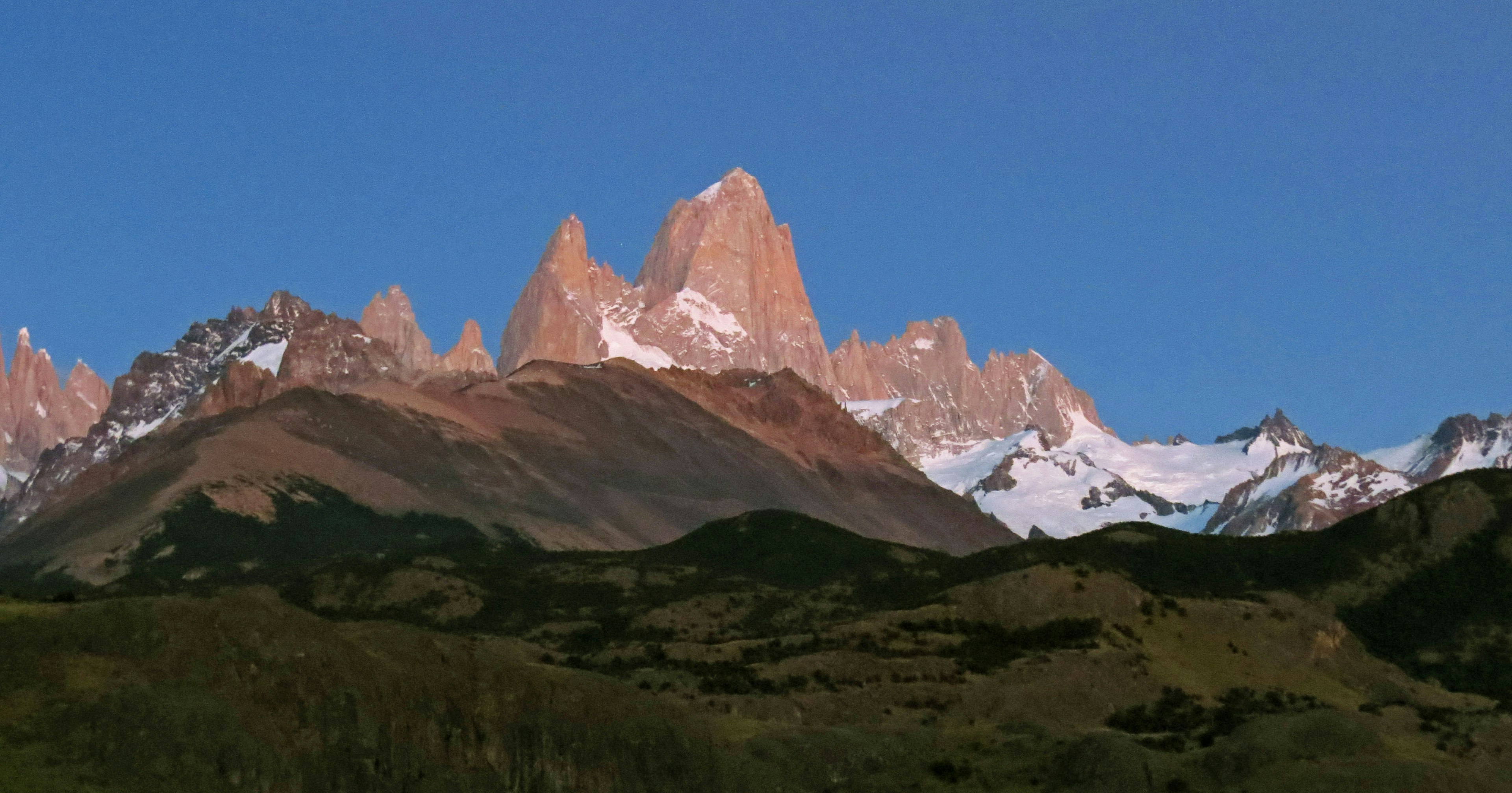 Vista escénica de montañas con cielo azul claro