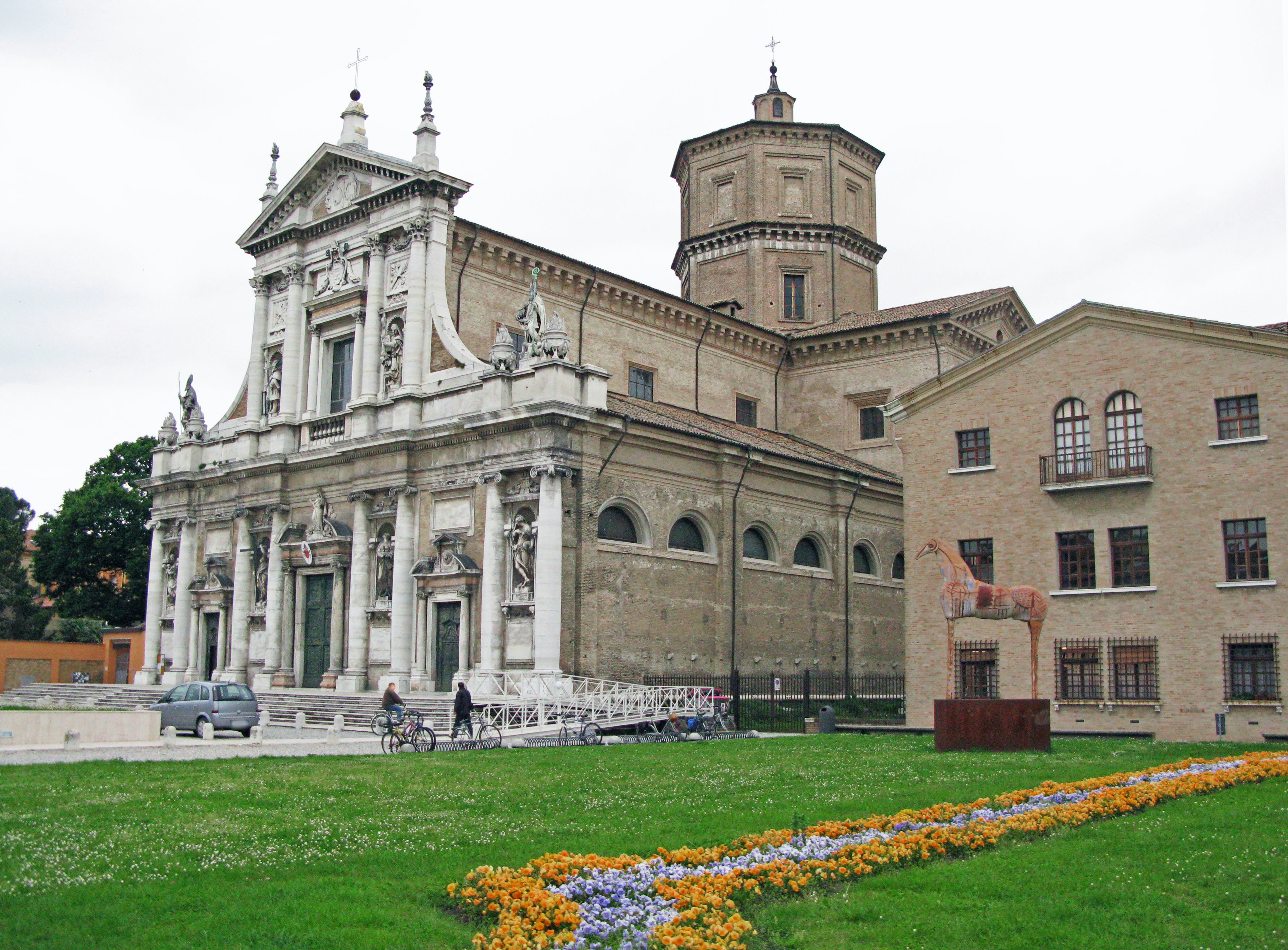 Barockgebäude mit Landschaftsgarten und bunten Blumen