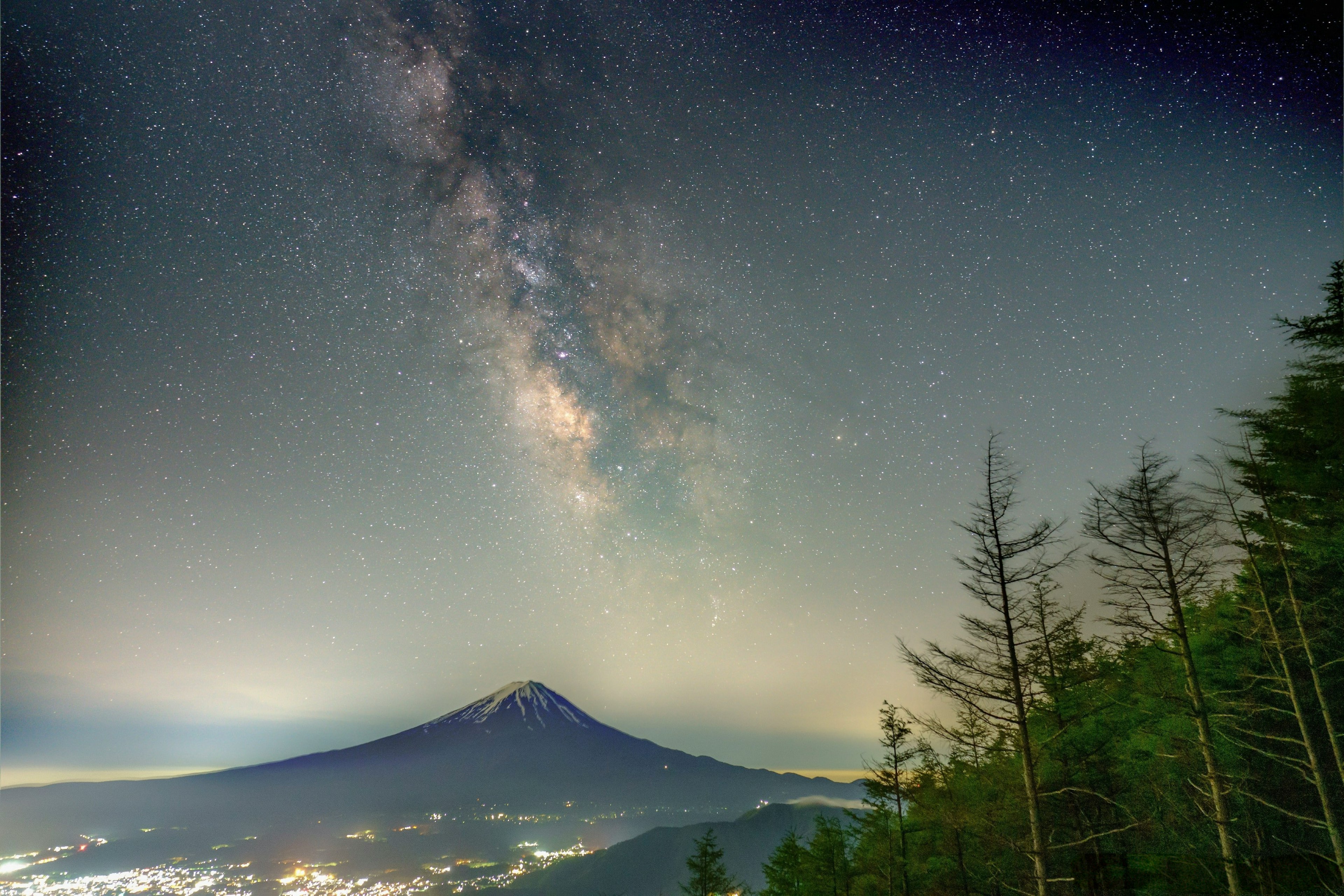 Via Lattea e stelle sopra il Monte Fuji di notte