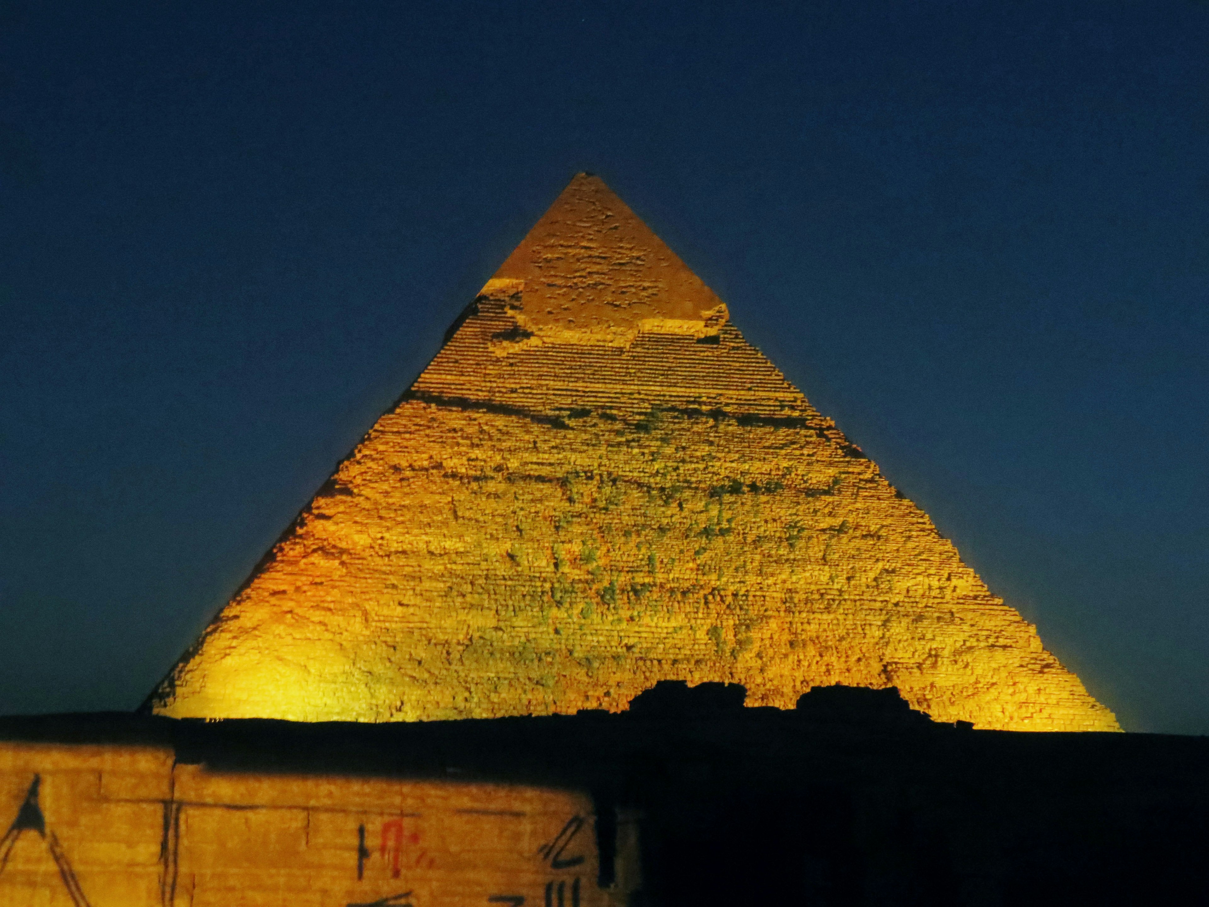 Grande Pyramide la nuit illuminée par des lumières