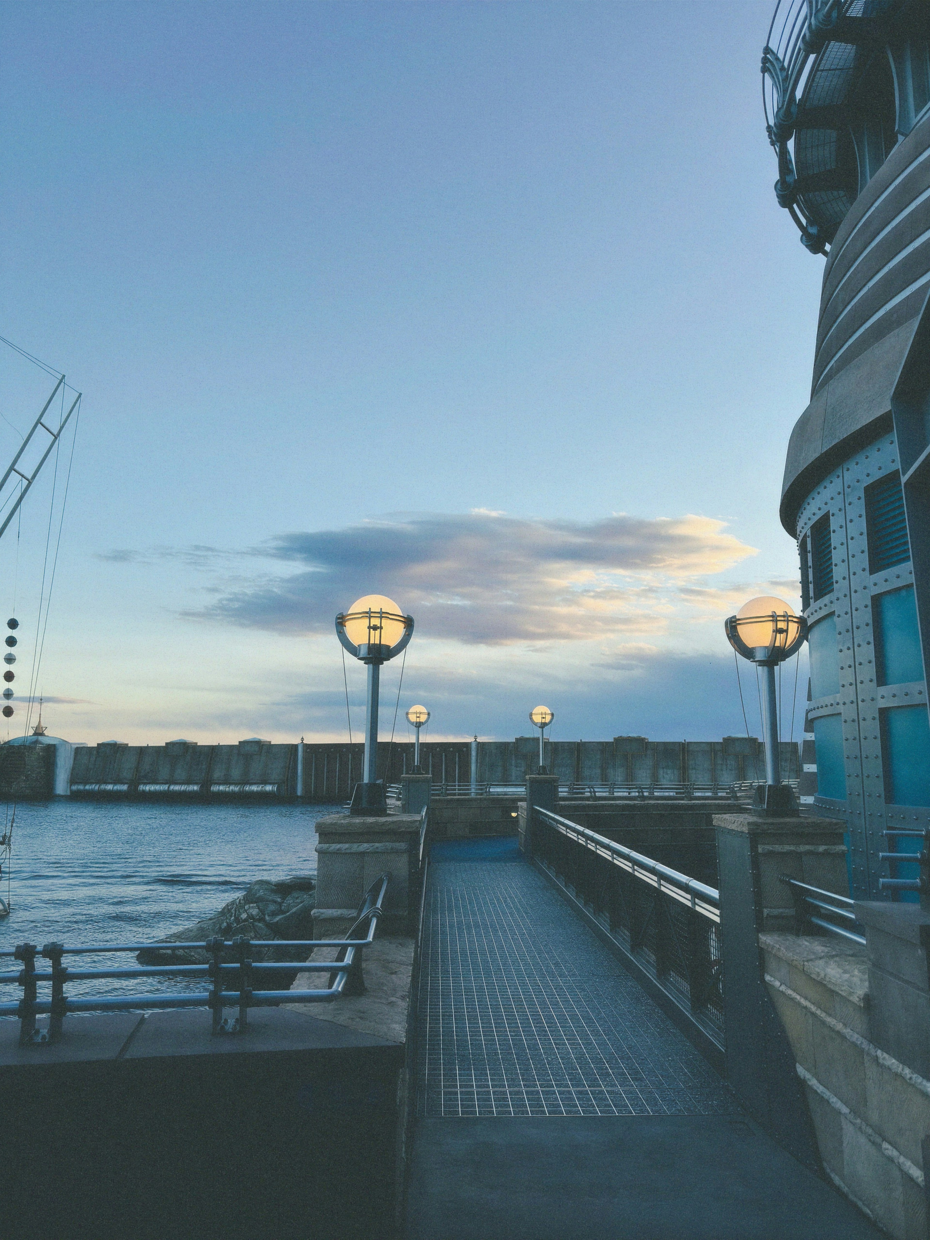 Vista escénica de un muelle con lámparas y un edificio