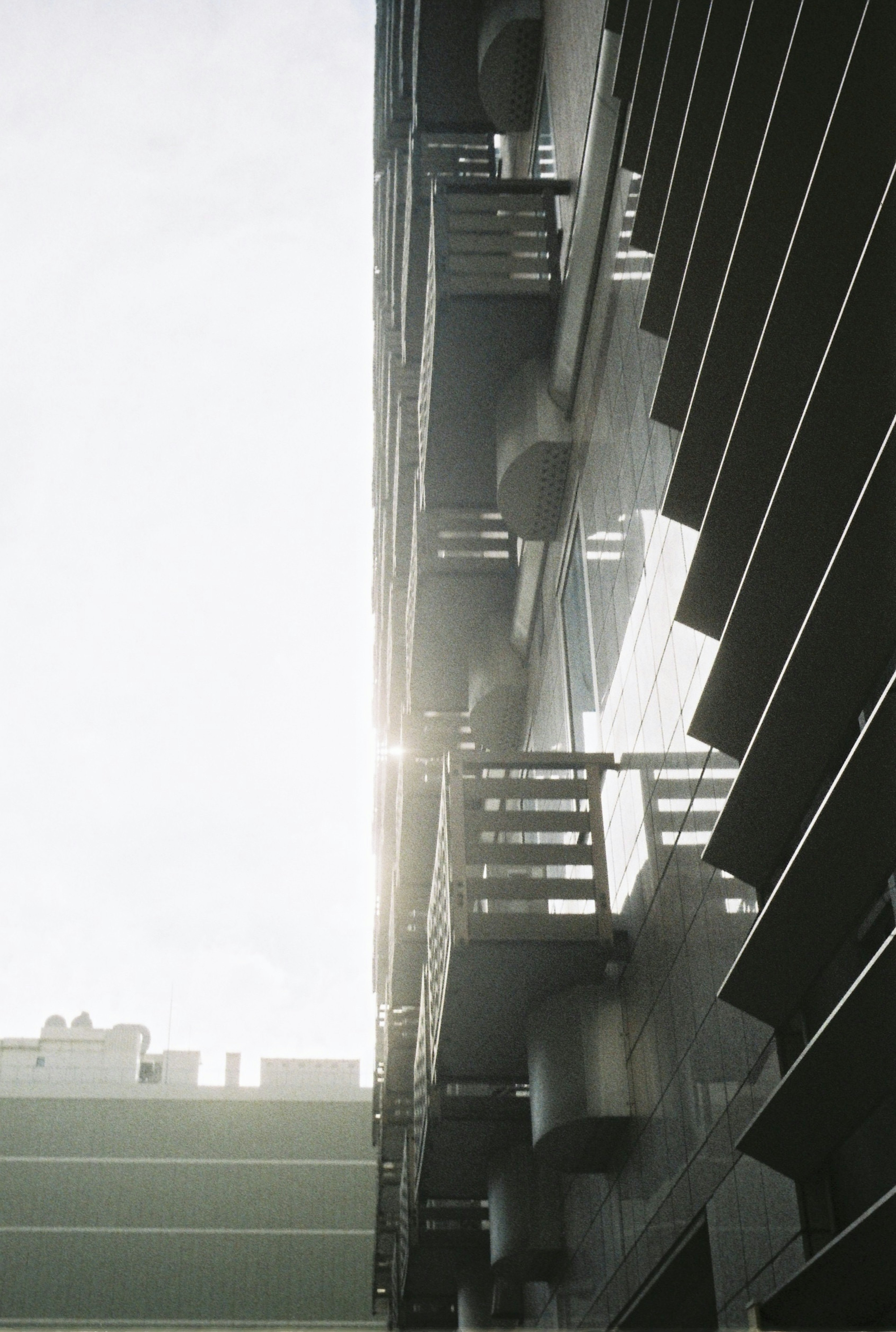 Image montrant des balcons et des escaliers sur le côté d'un immeuble de grande hauteur