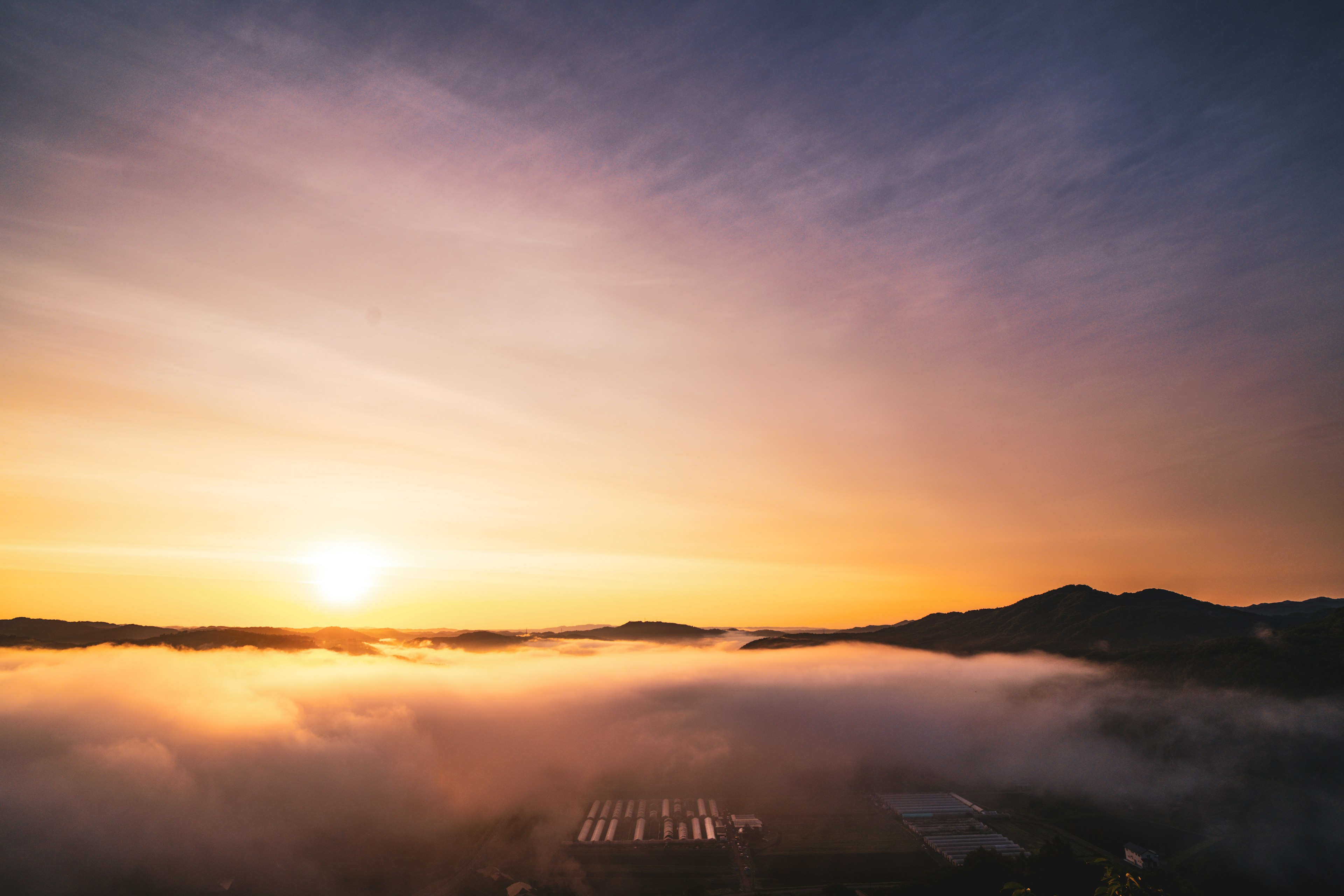 Hermoso amanecer sobre las nubes con montañas al fondo