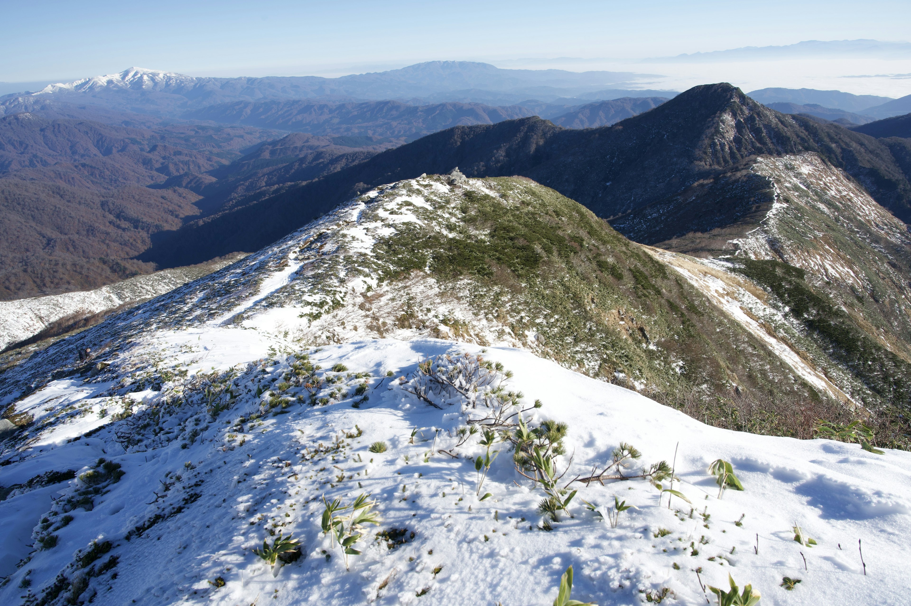 雪に覆われた山の頂上とその周囲の風景