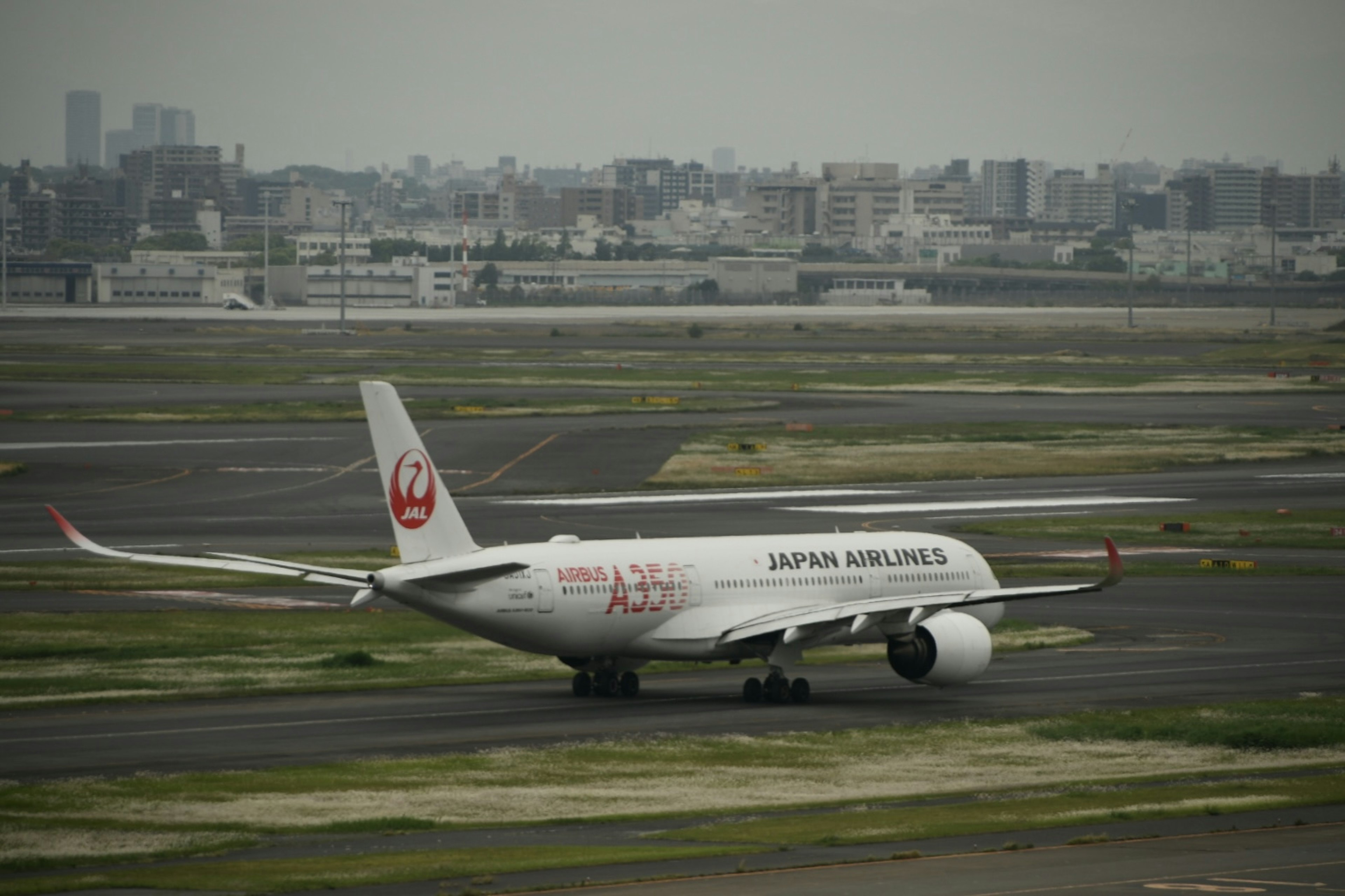 Avion de ligne Japan Airlines circulant sur la piste