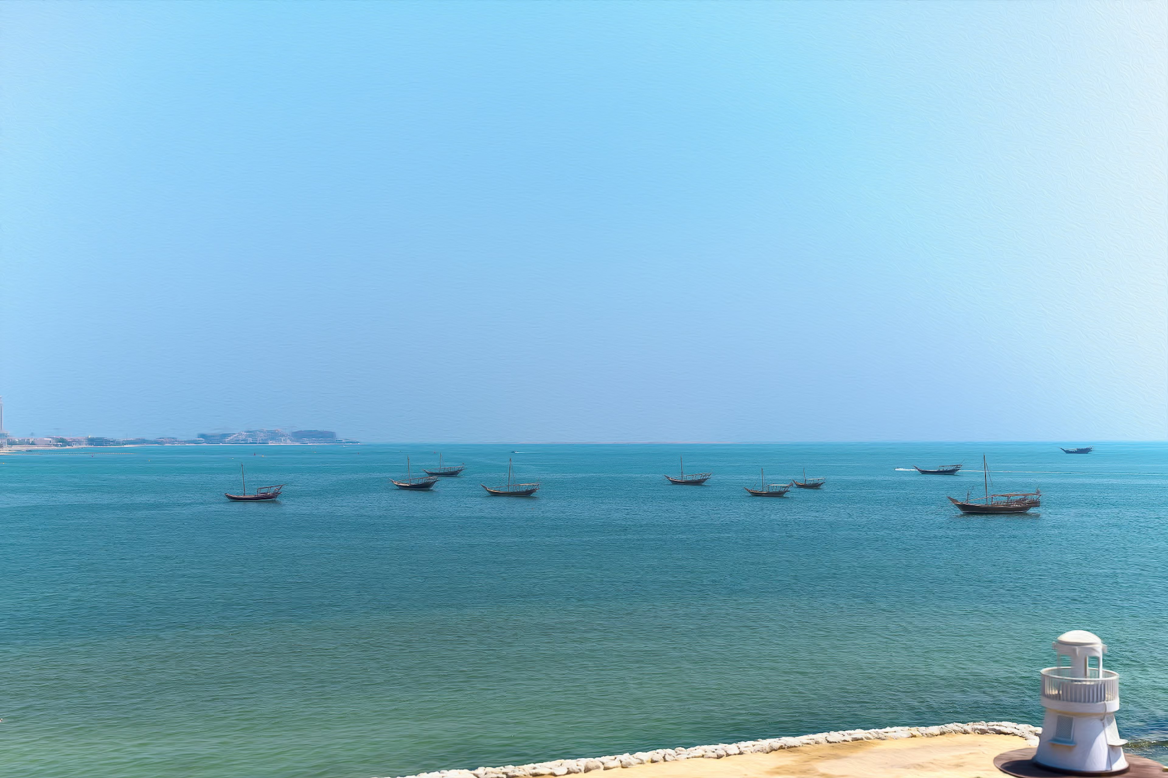 Vista escénica de un mar azul con pequeños barcos