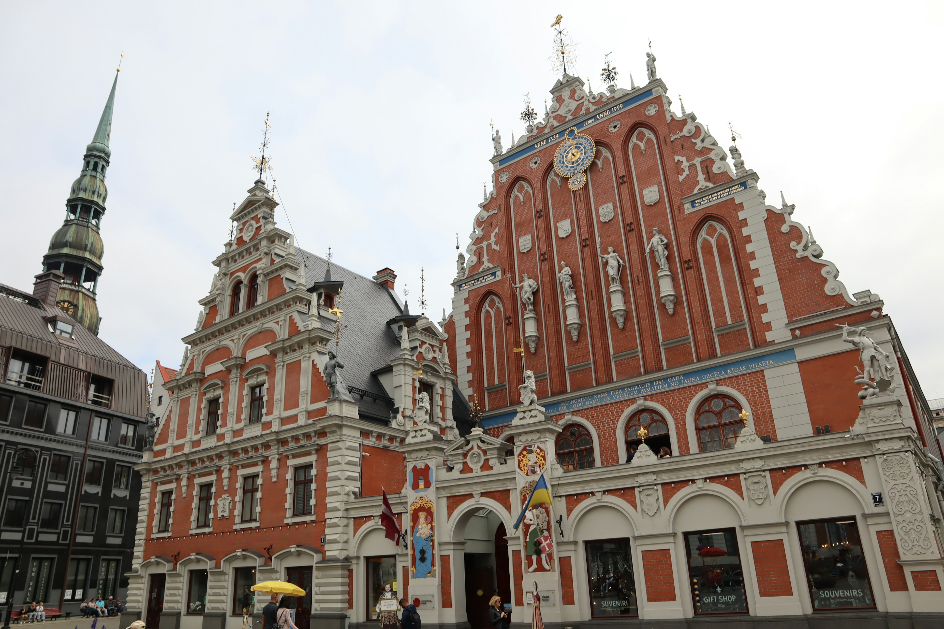 Haus der Schwarzköpfe in Riga und umliegende historische Gebäude