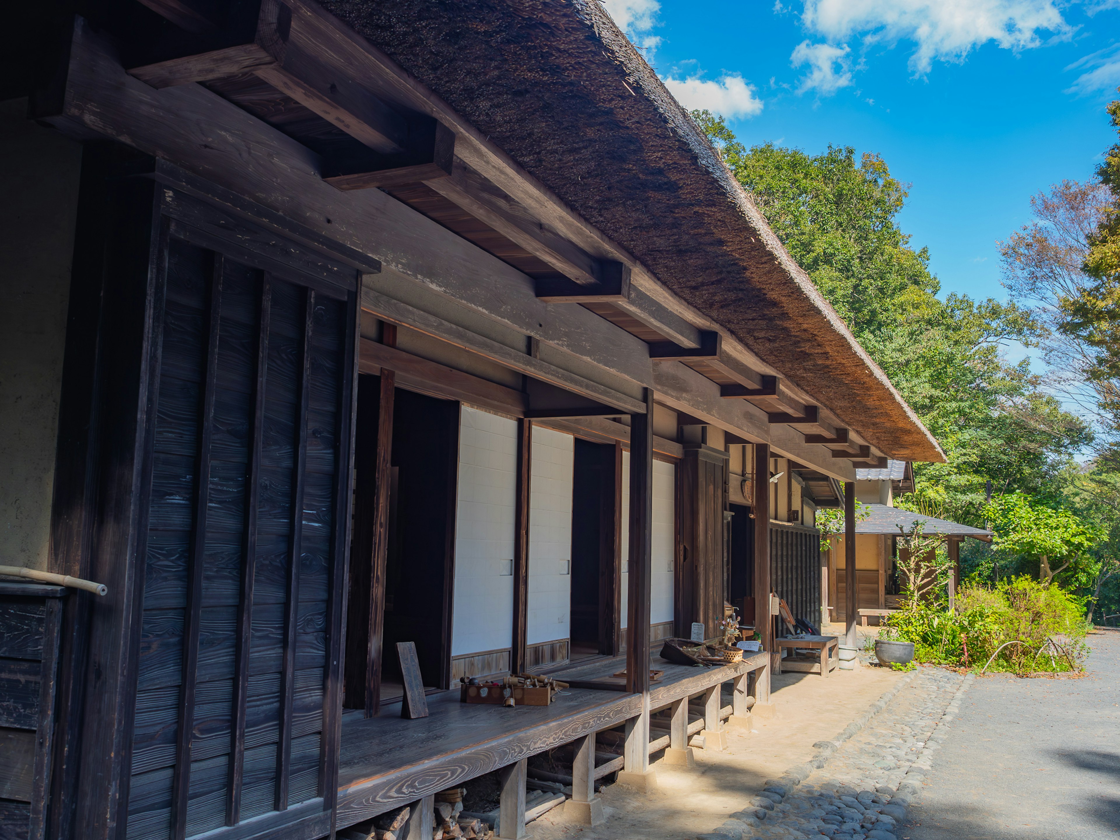 Extérieur d'une maison japonaise traditionnelle avec un paysage naturel