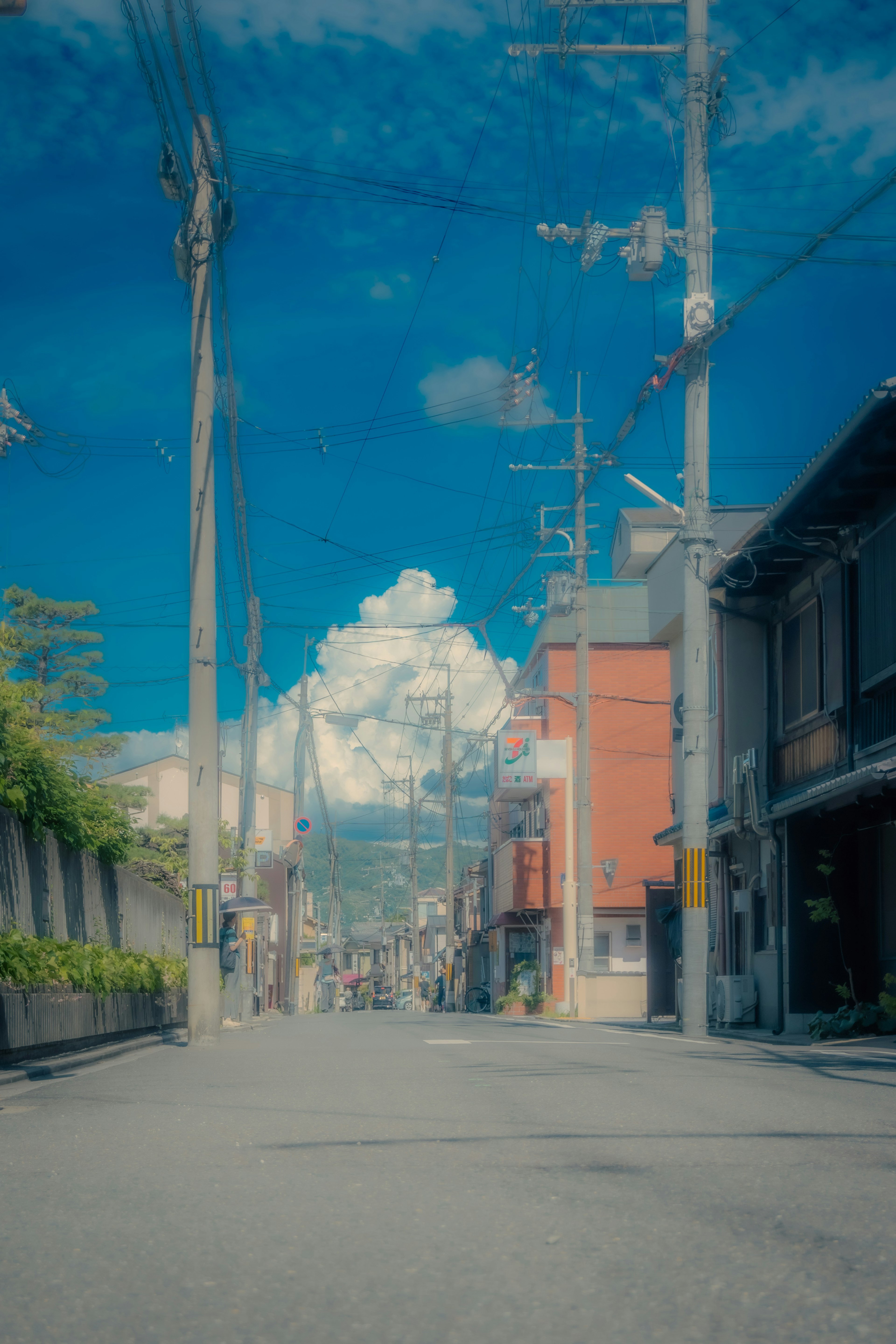 Una vista de calle tranquila con cielo azul y nubes blancas