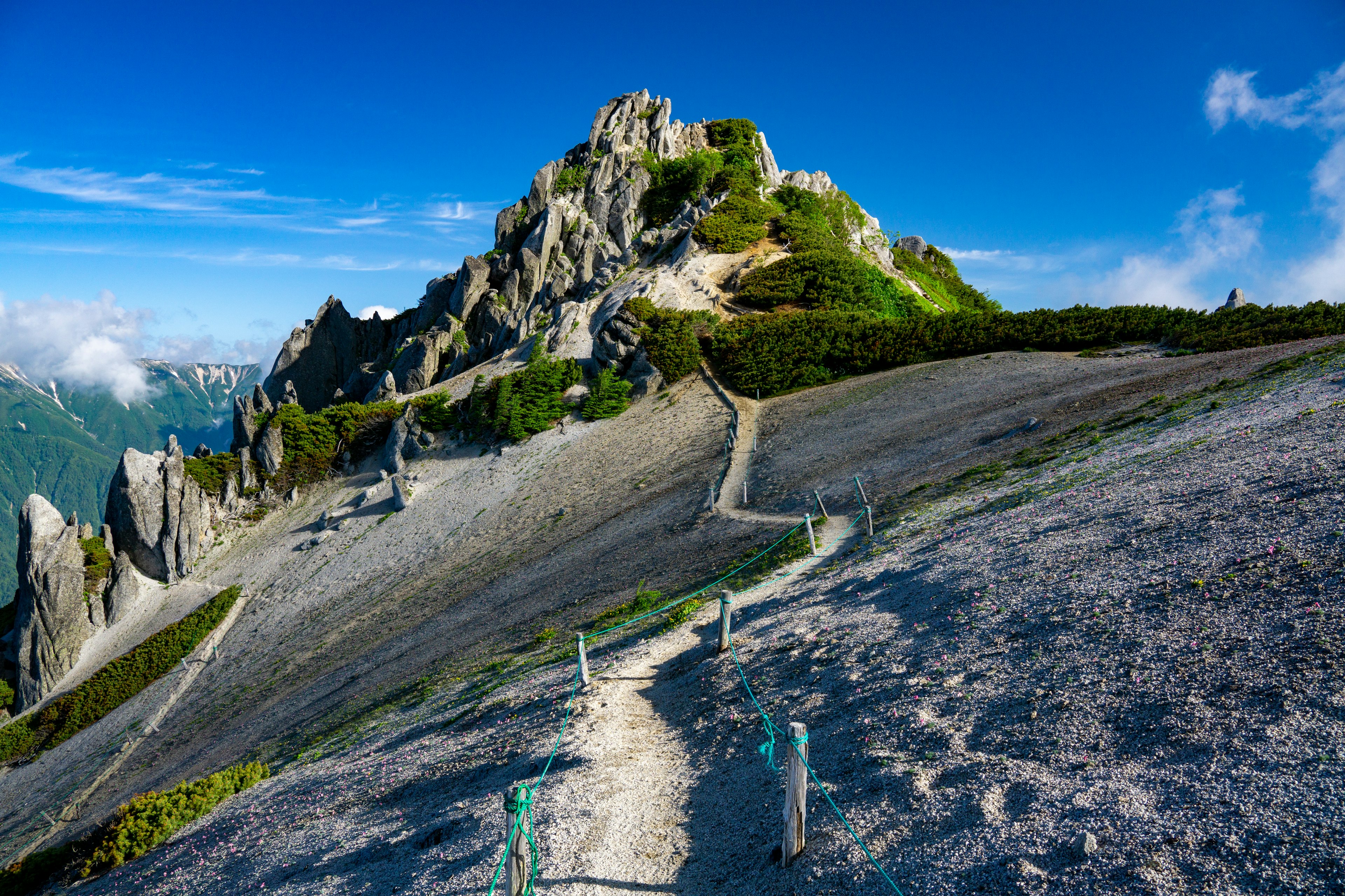 山の頂上に続く小道と岩の風景