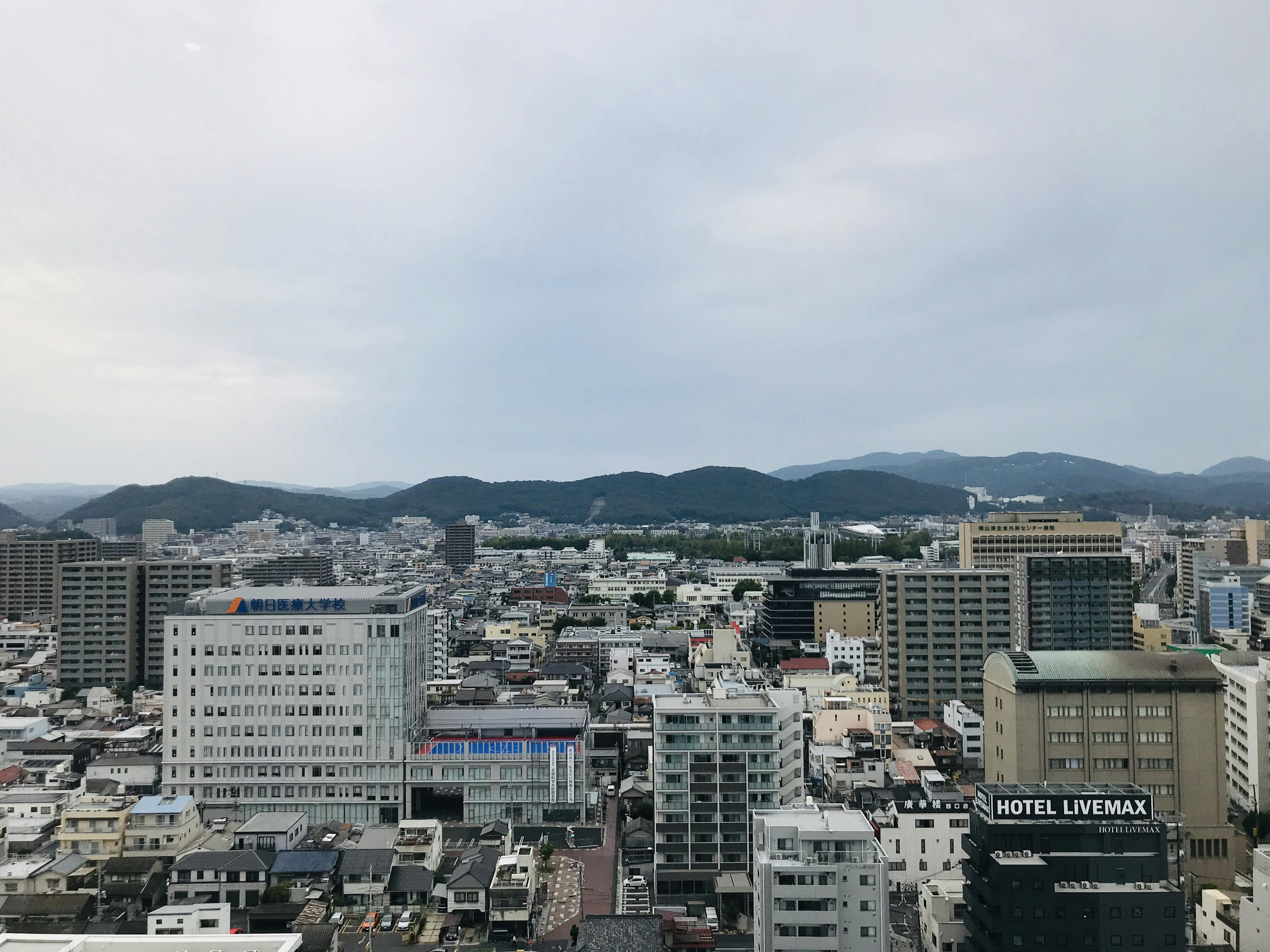 高楼上的城市风景，背景有山脉