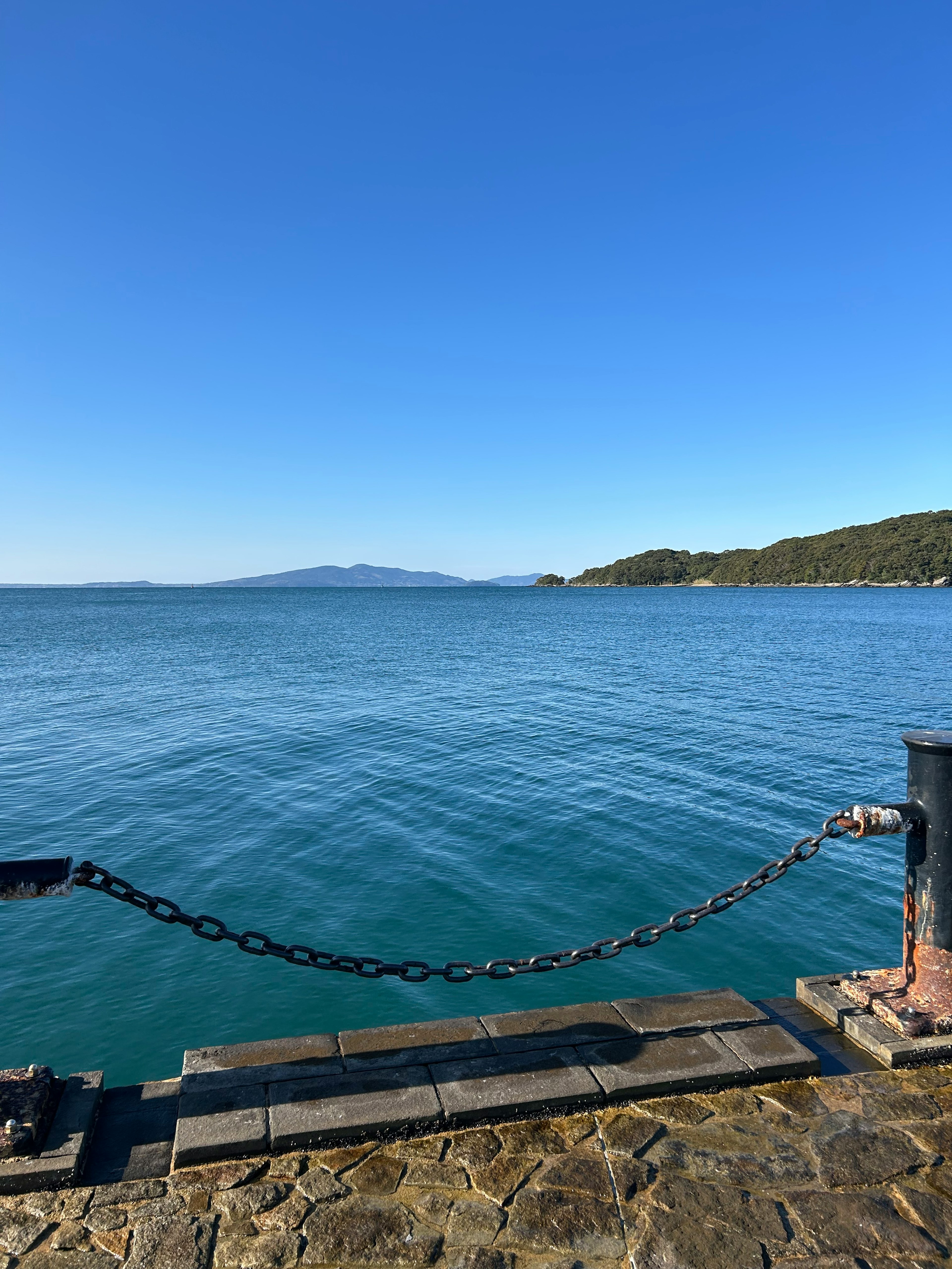 美丽的港口风景 蓝色海洋和天空 链接到码头的链条