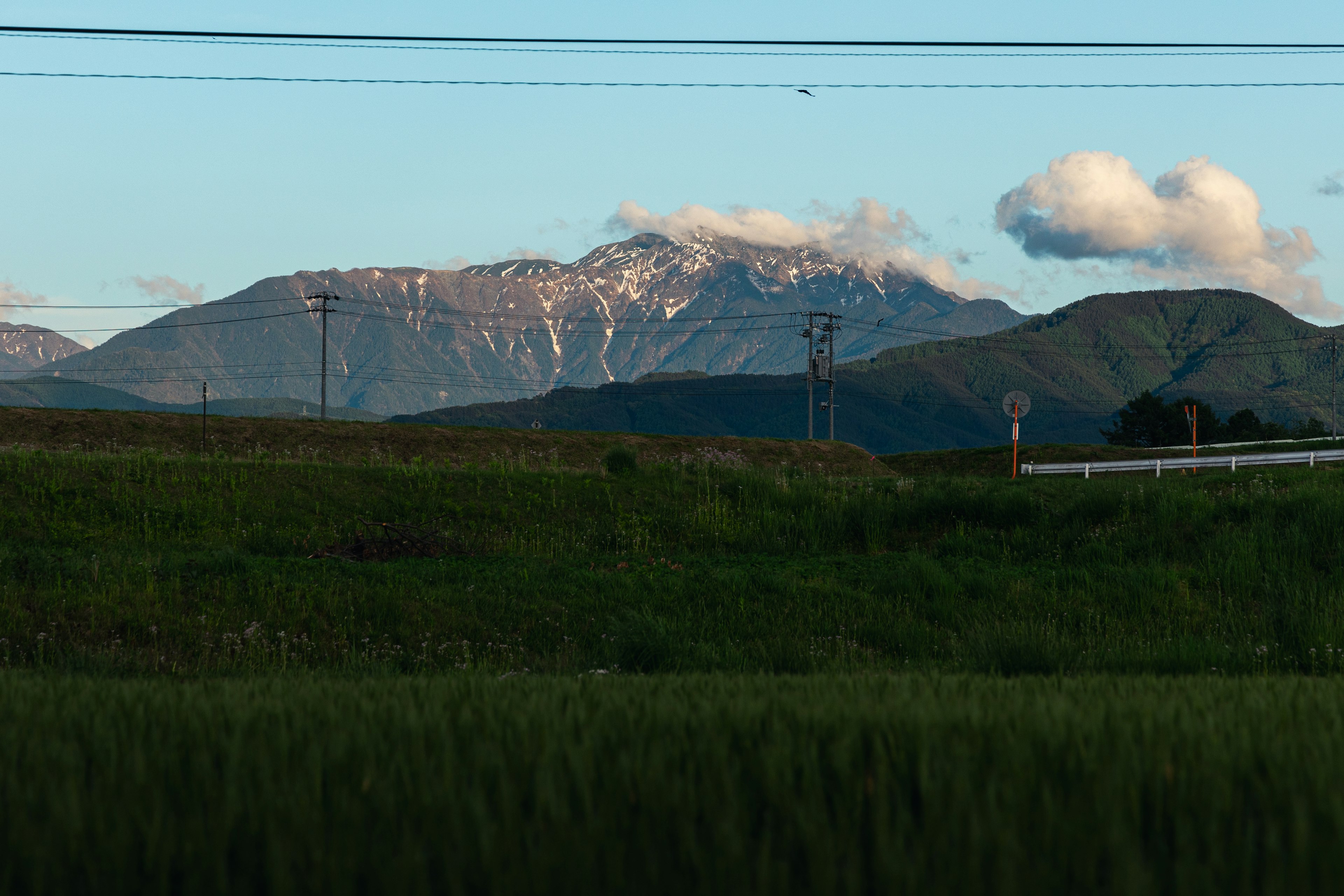 雪をかぶった山と青空の風景