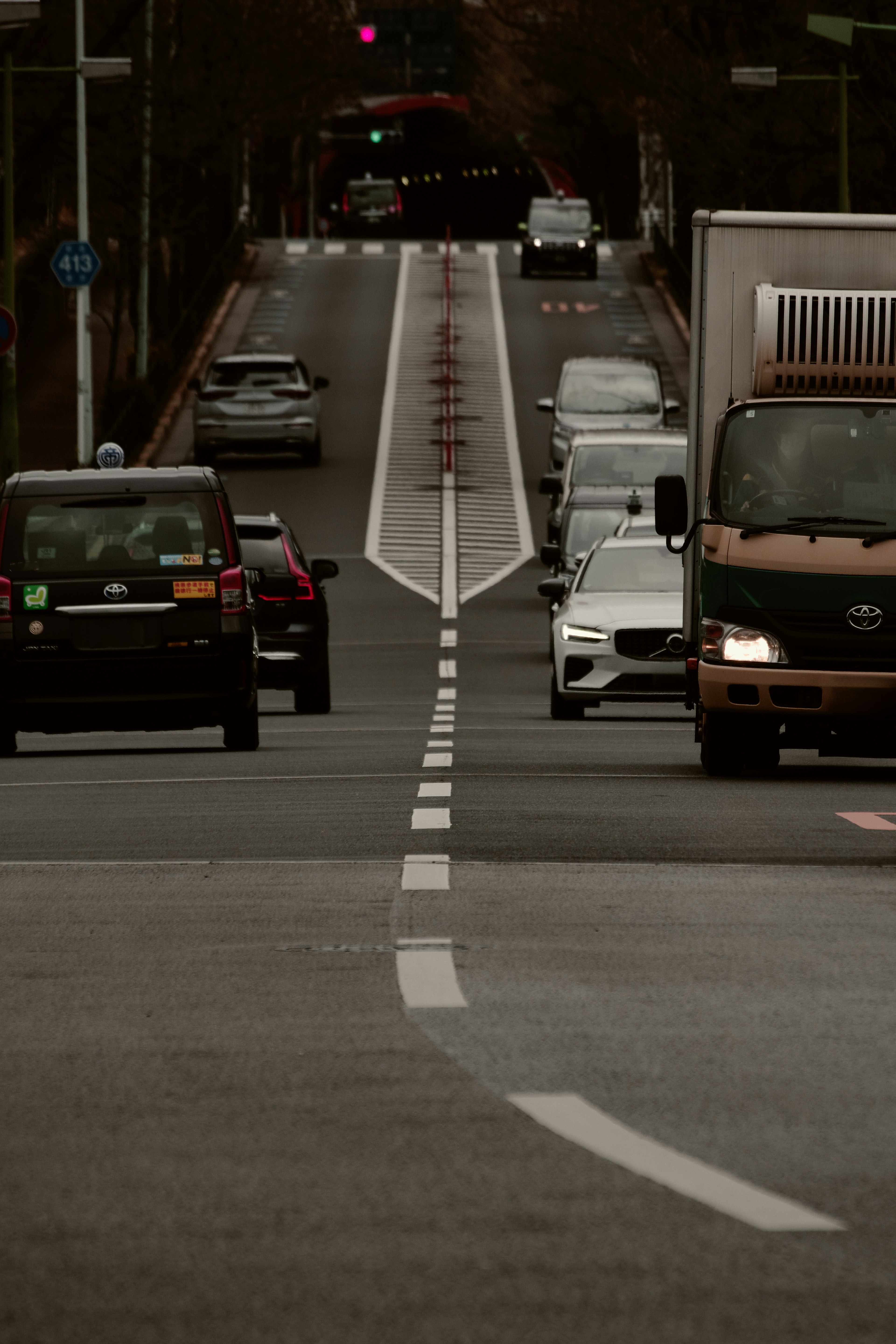 Verkehrsszene mit Fahrzeugen, die sich einer Kreuzung mit Ampeln nähern