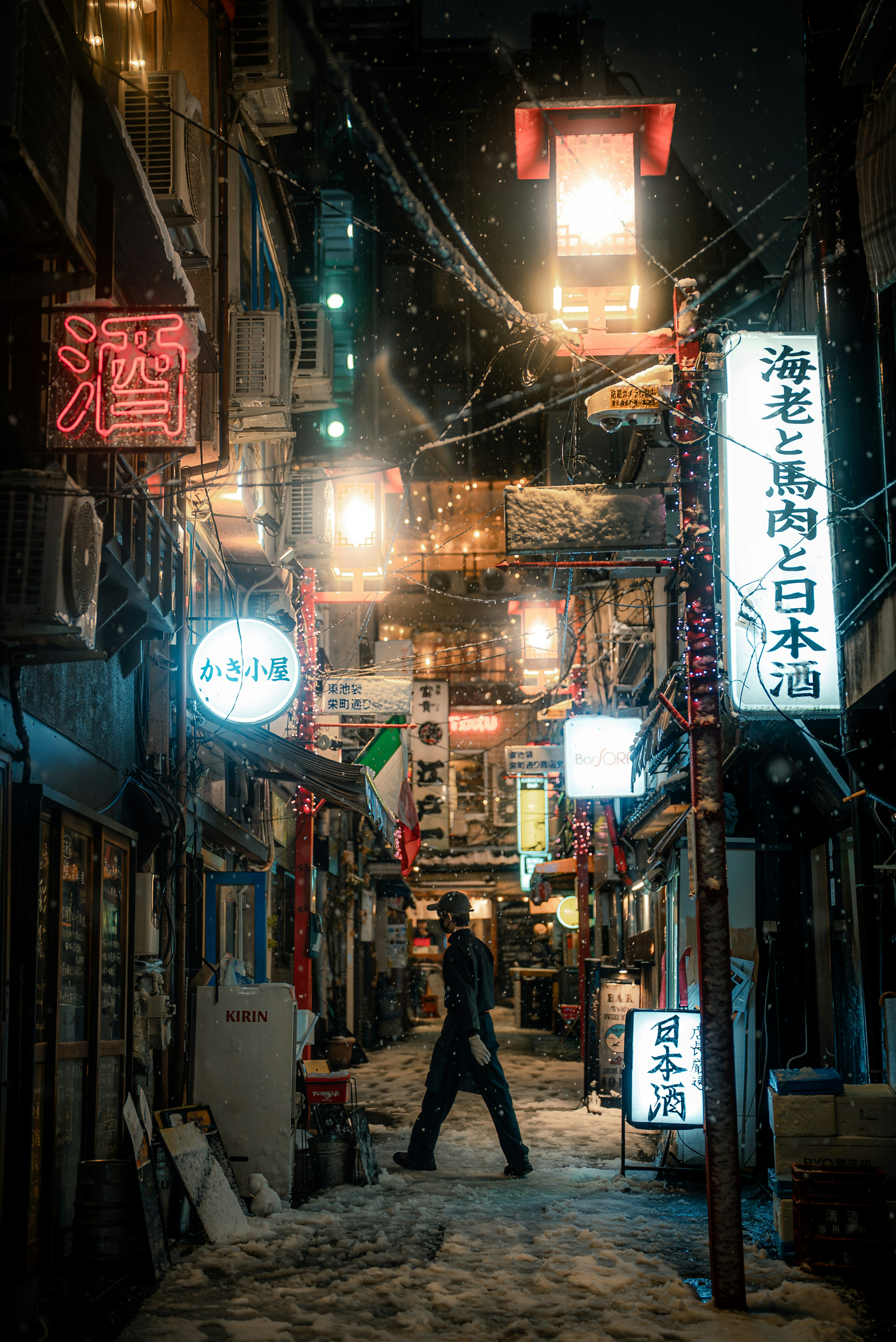 Eine verschneite Nacht in einer japanischen Gasse mit bunten Neonlichtern