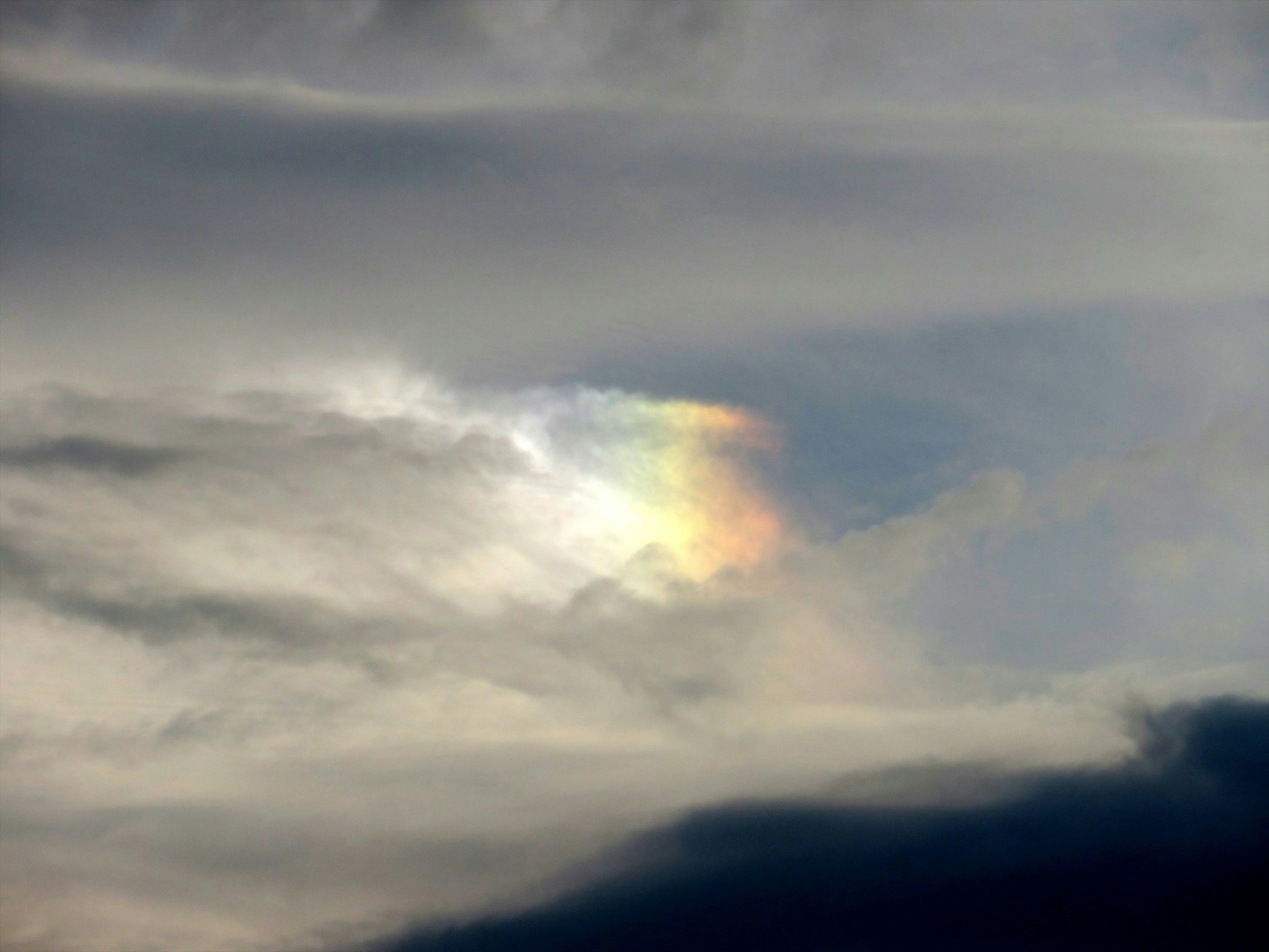 Cahaya pelangi terlihat melalui awan