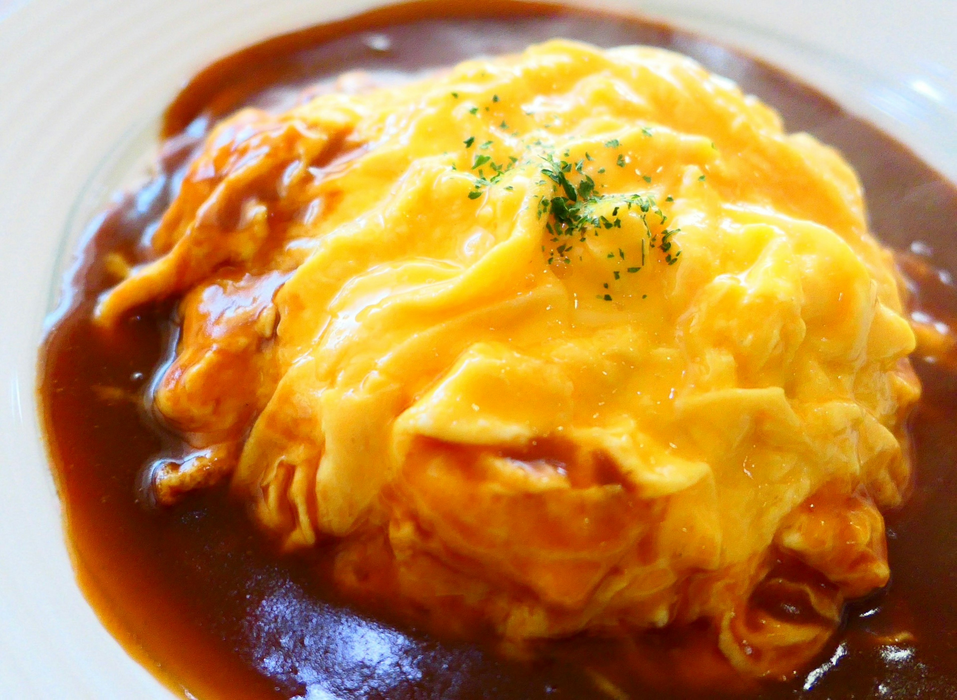 Omelettereis mit Demi-Glace-Sauce und Kräutern