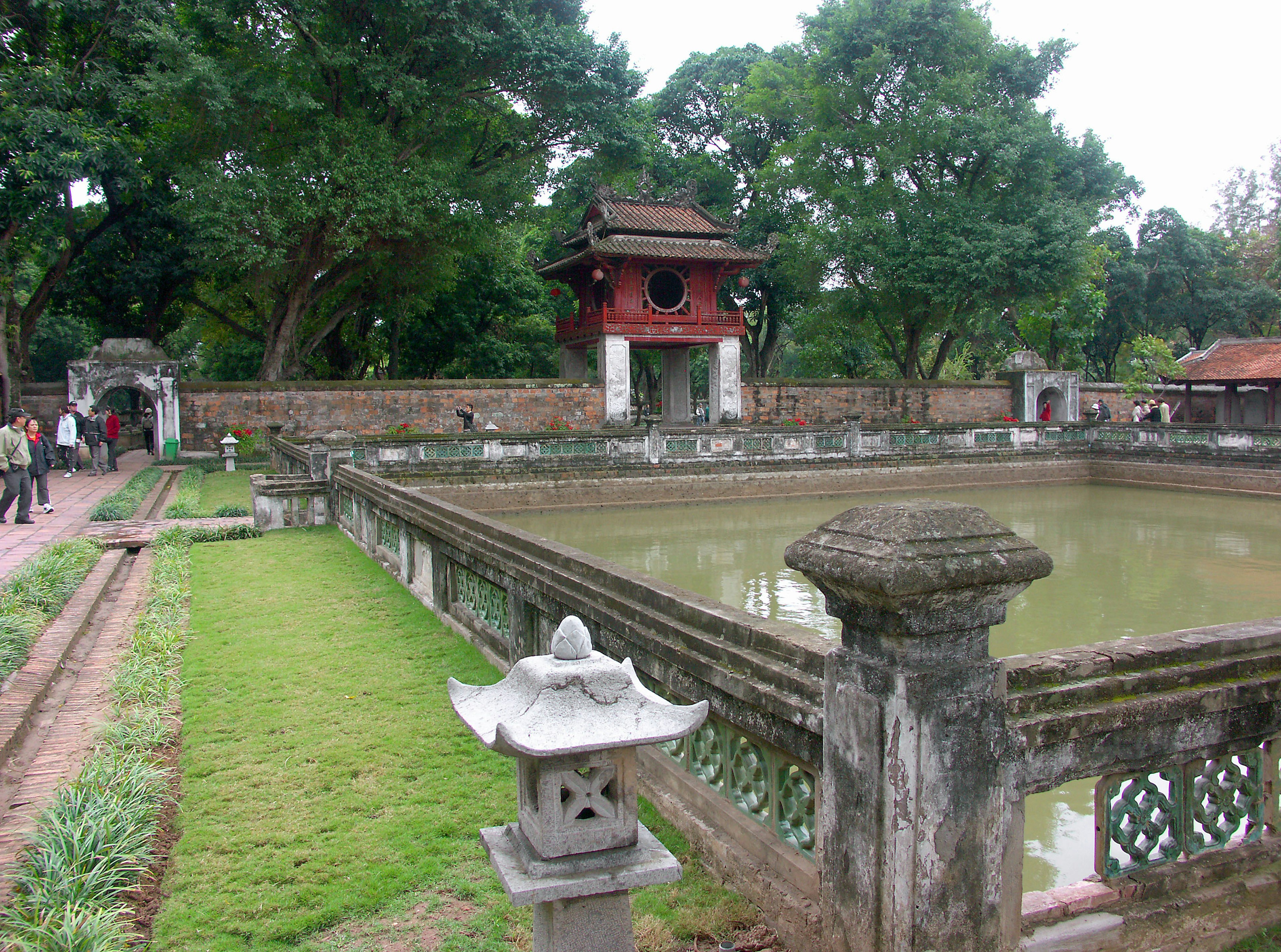 Vista escénica de un jardín de templo con un estanque y vegetación exuberante