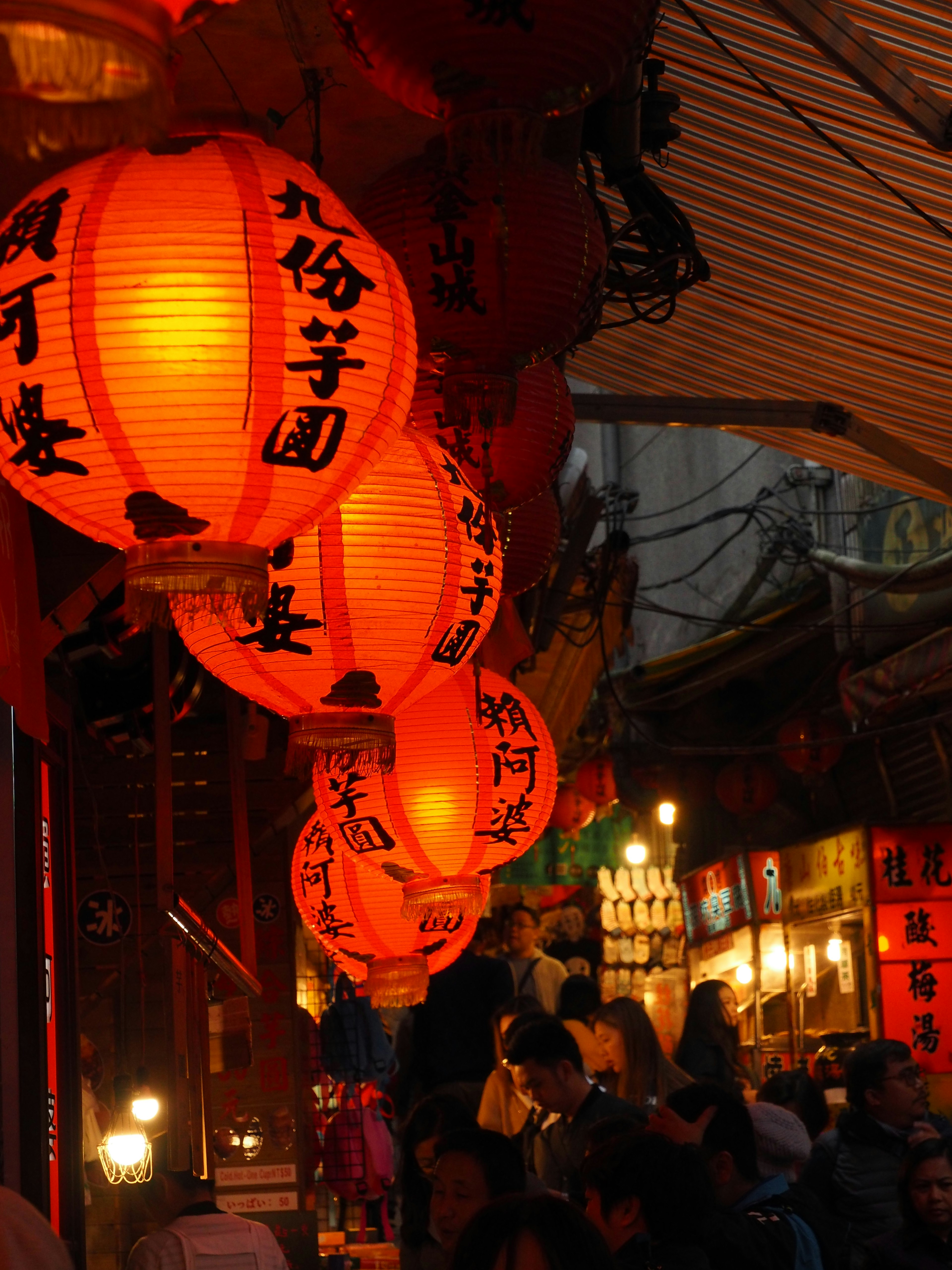 赤い提灯が並ぶ夜の市場の風景