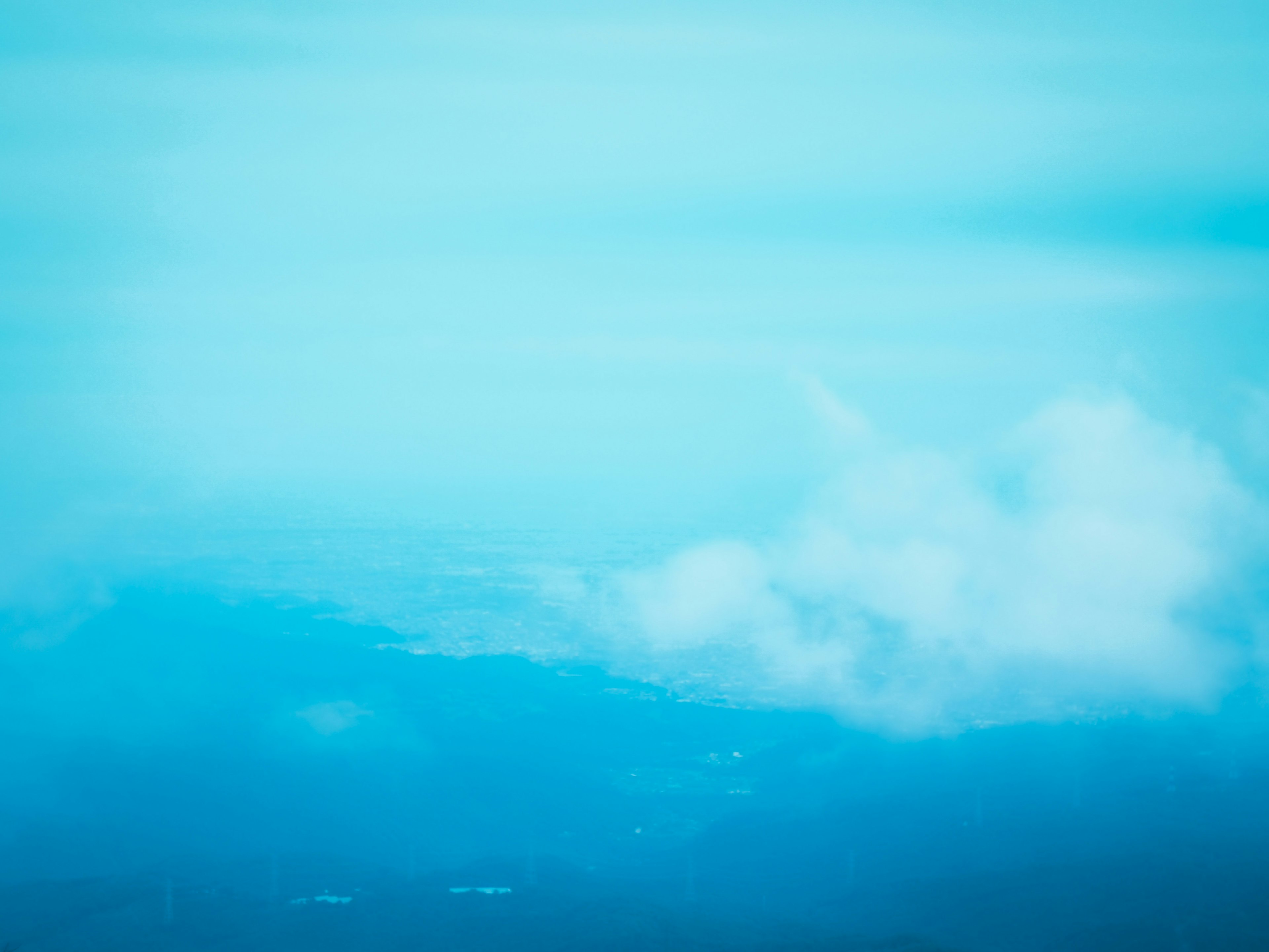 青い空と雲の背景に広がる風景