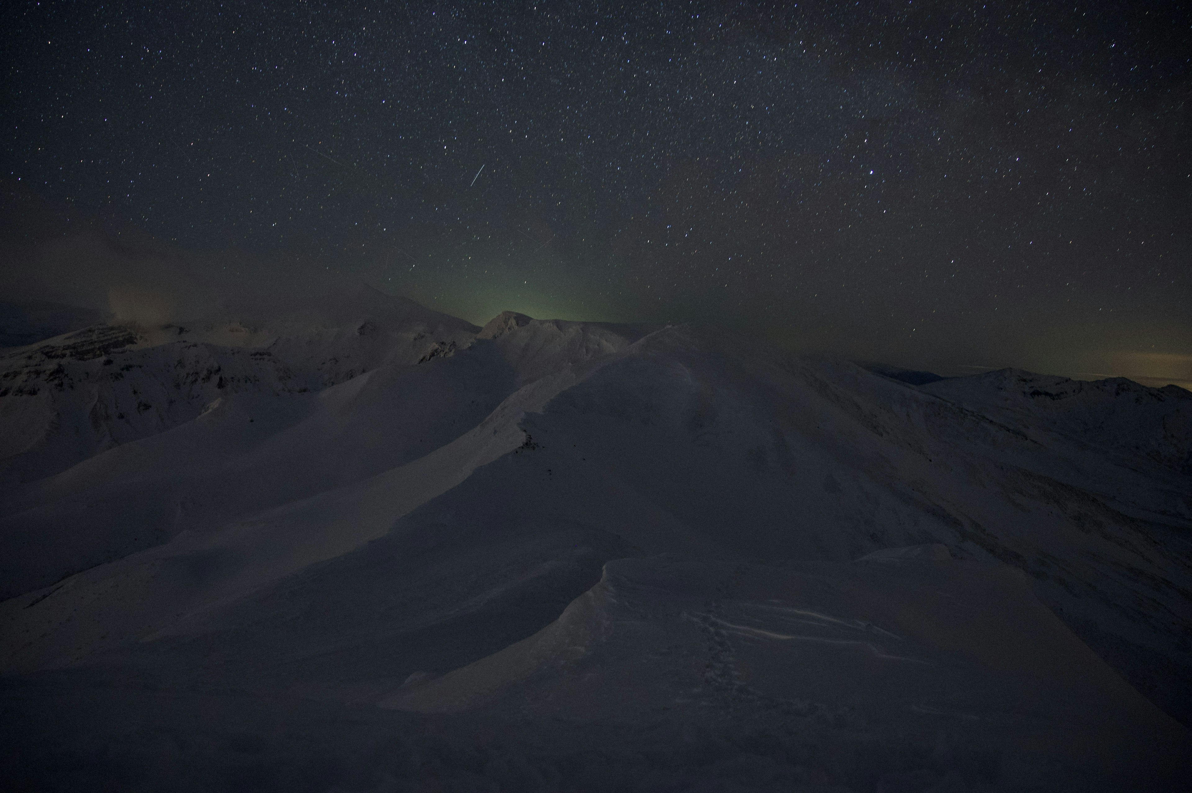 Montañas cubiertas de nieve bajo un cielo estrellado