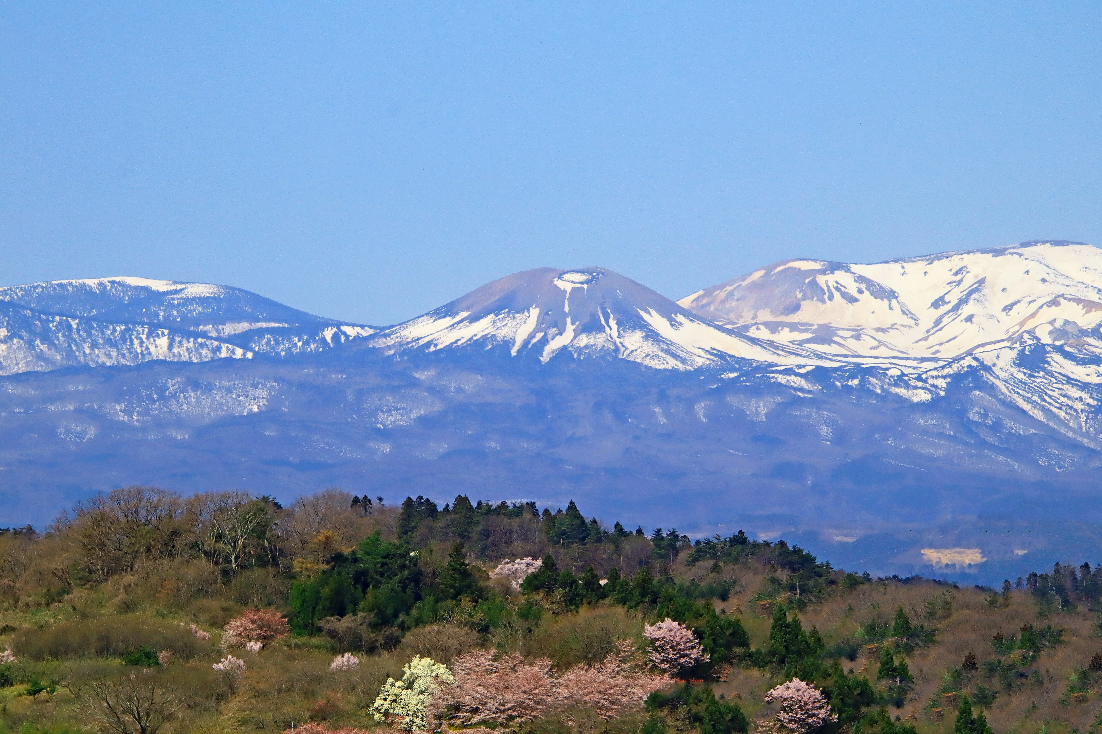 雪をかぶった山々と青い空の景色