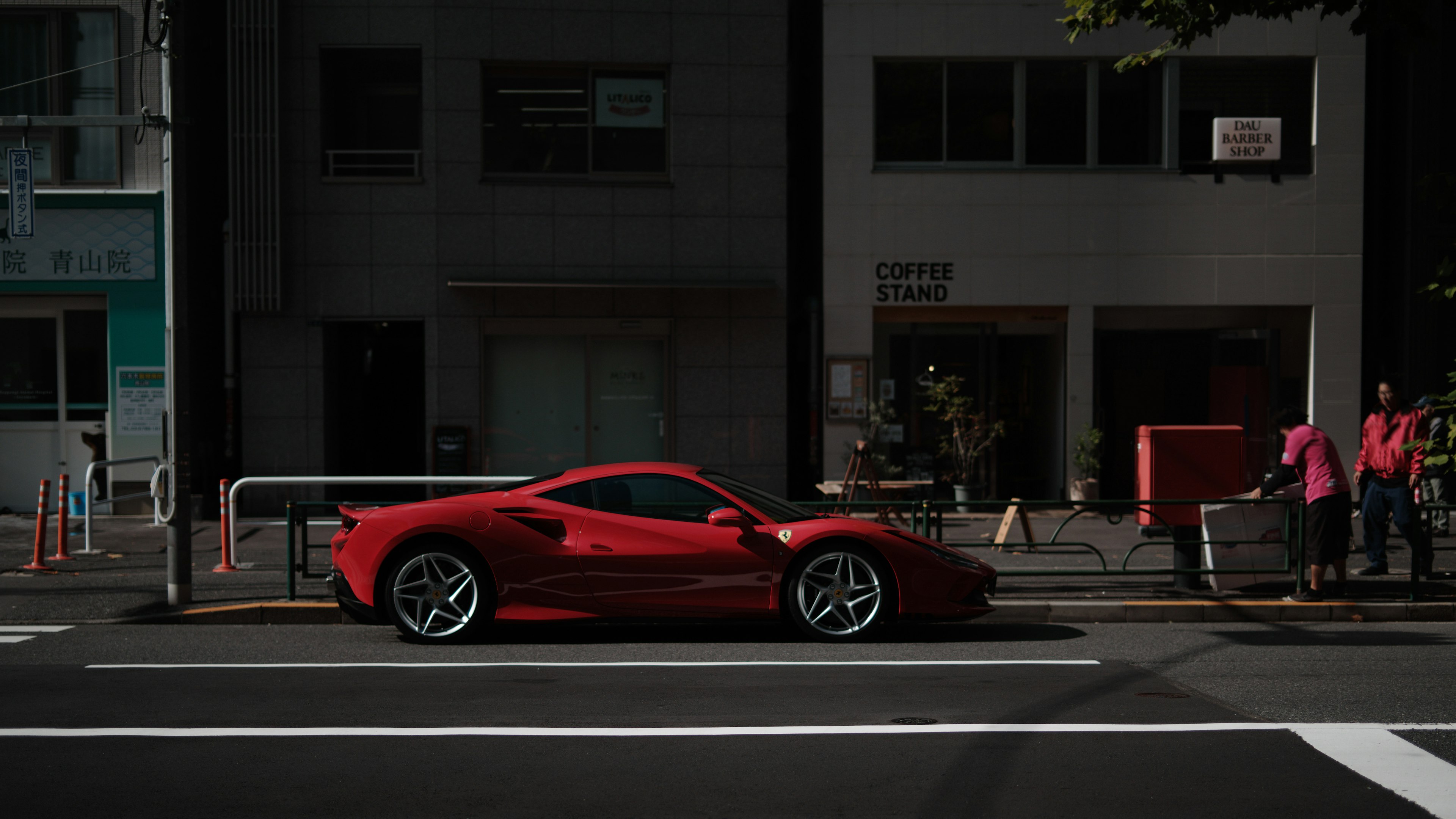 Ein rotes Sportauto, das auf einer Stadtstraße geparkt ist