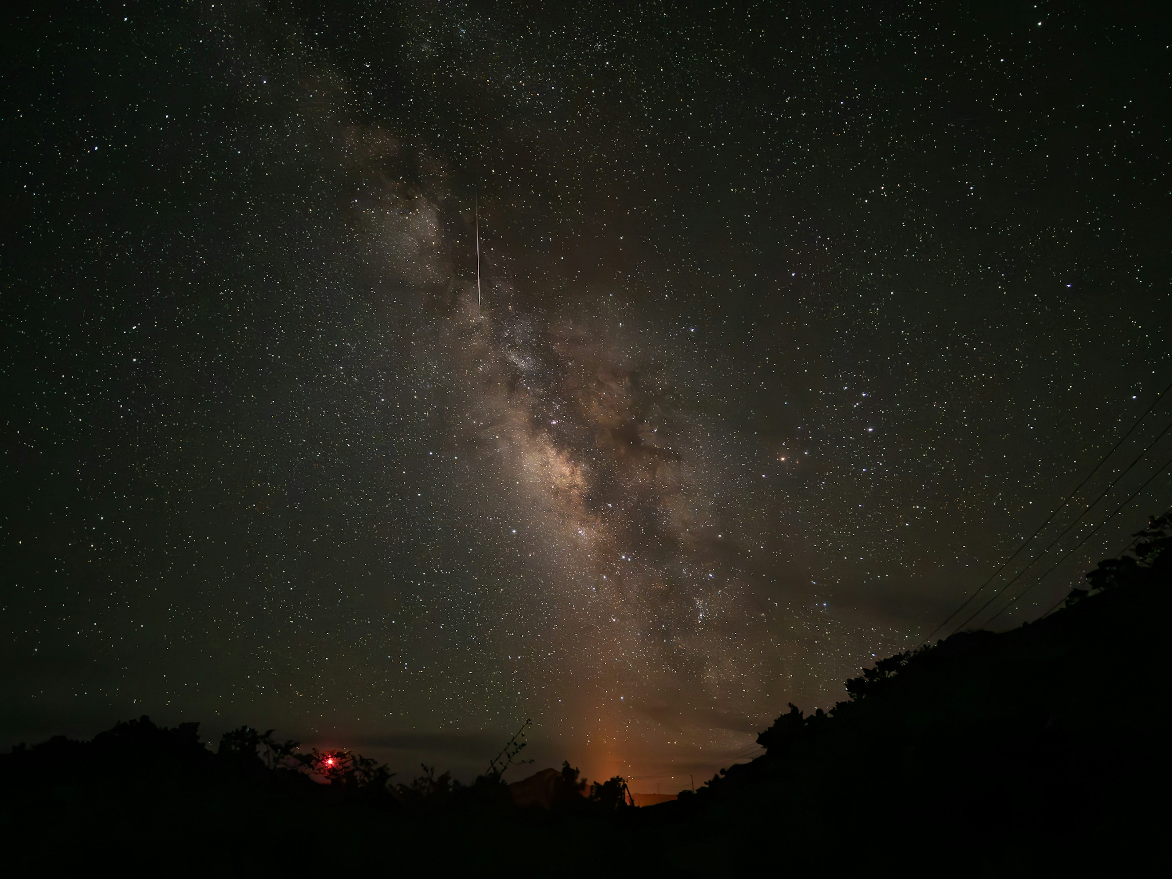 夜空中有銀河和眾多星星