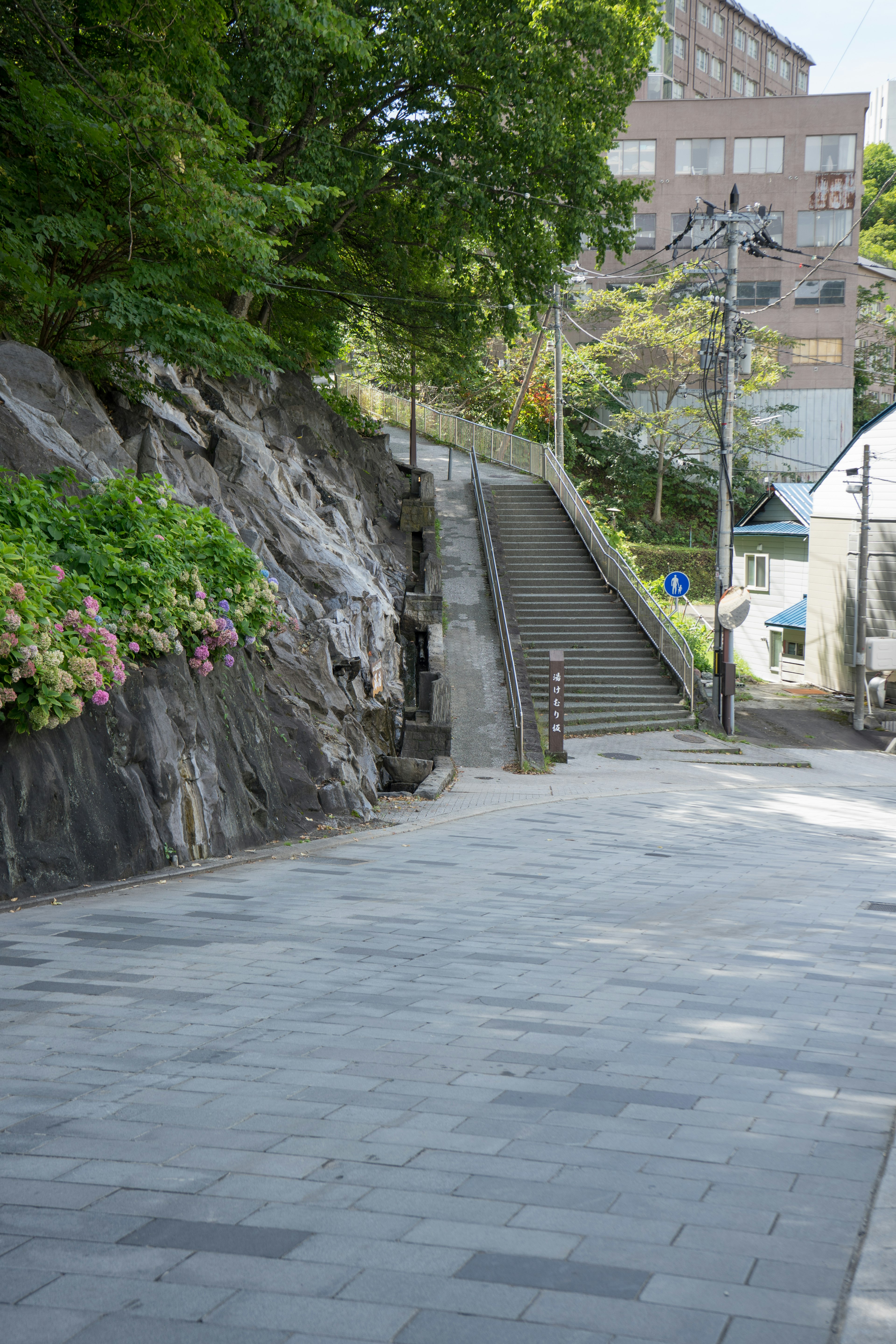 石の壁と階段がある静かな街の風景