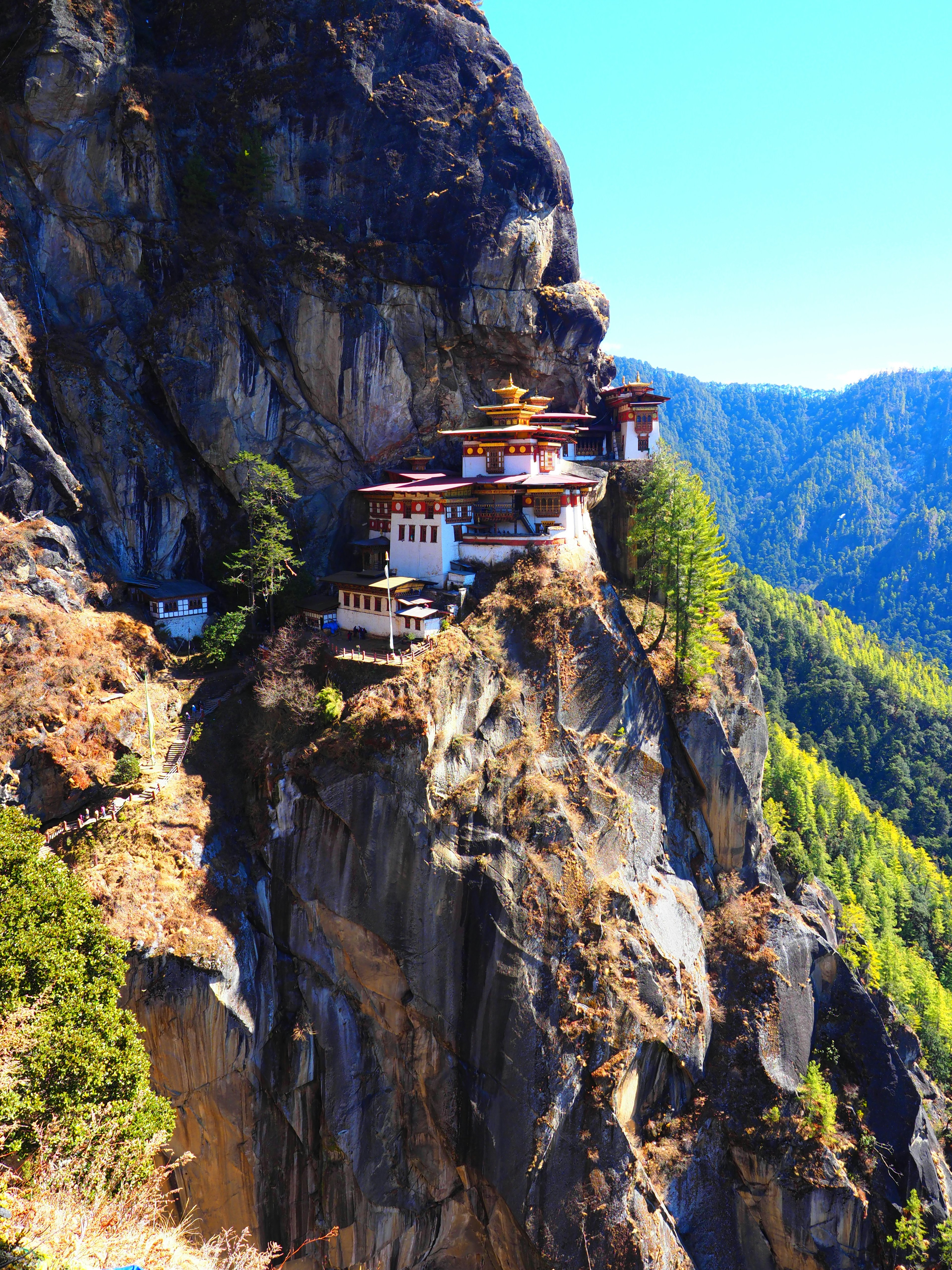 Schöne Aussicht auf das Paro Taktsang Kloster, das an einer Klippe thront