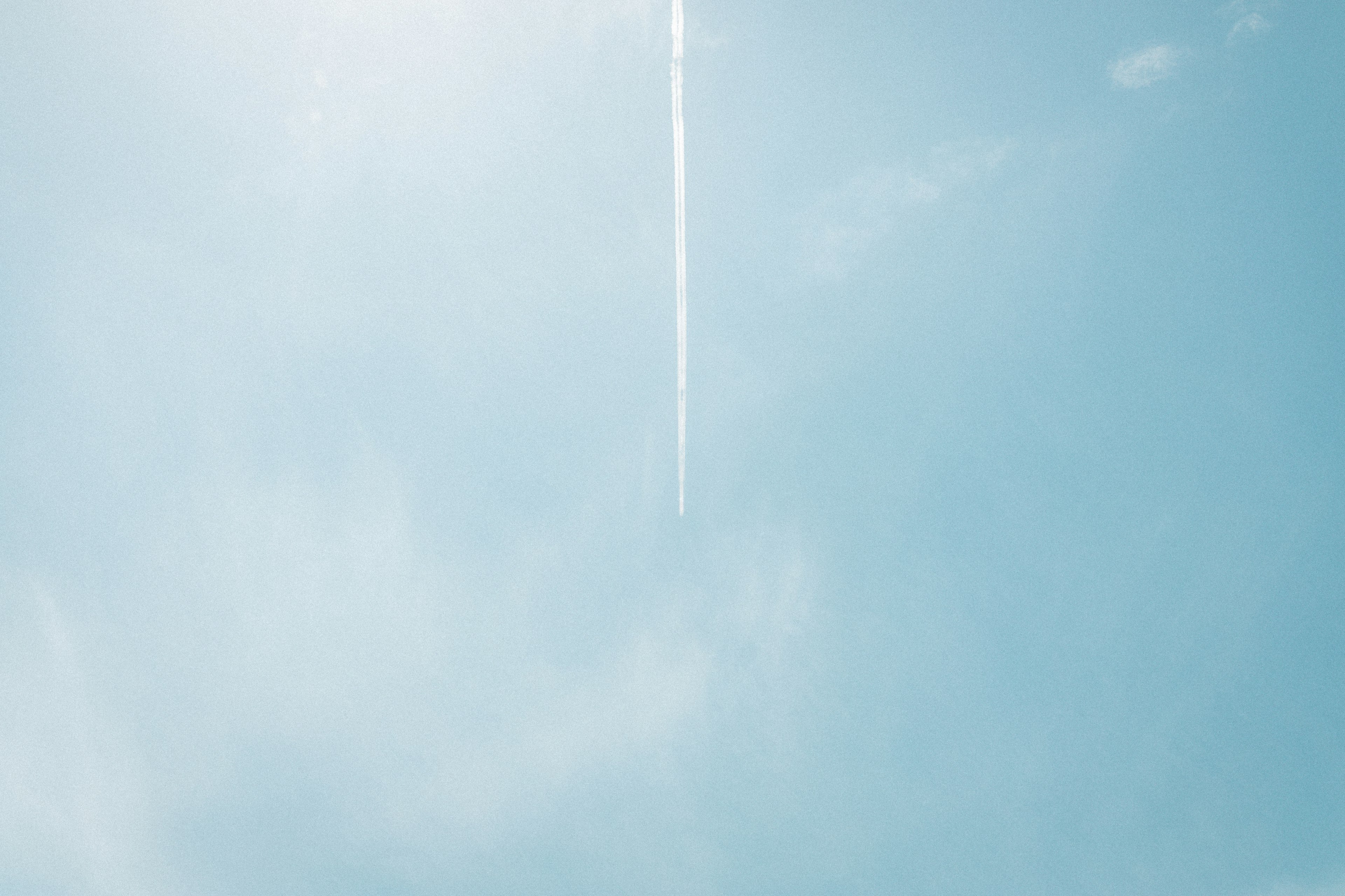 Estela blanca en un cielo azul claro