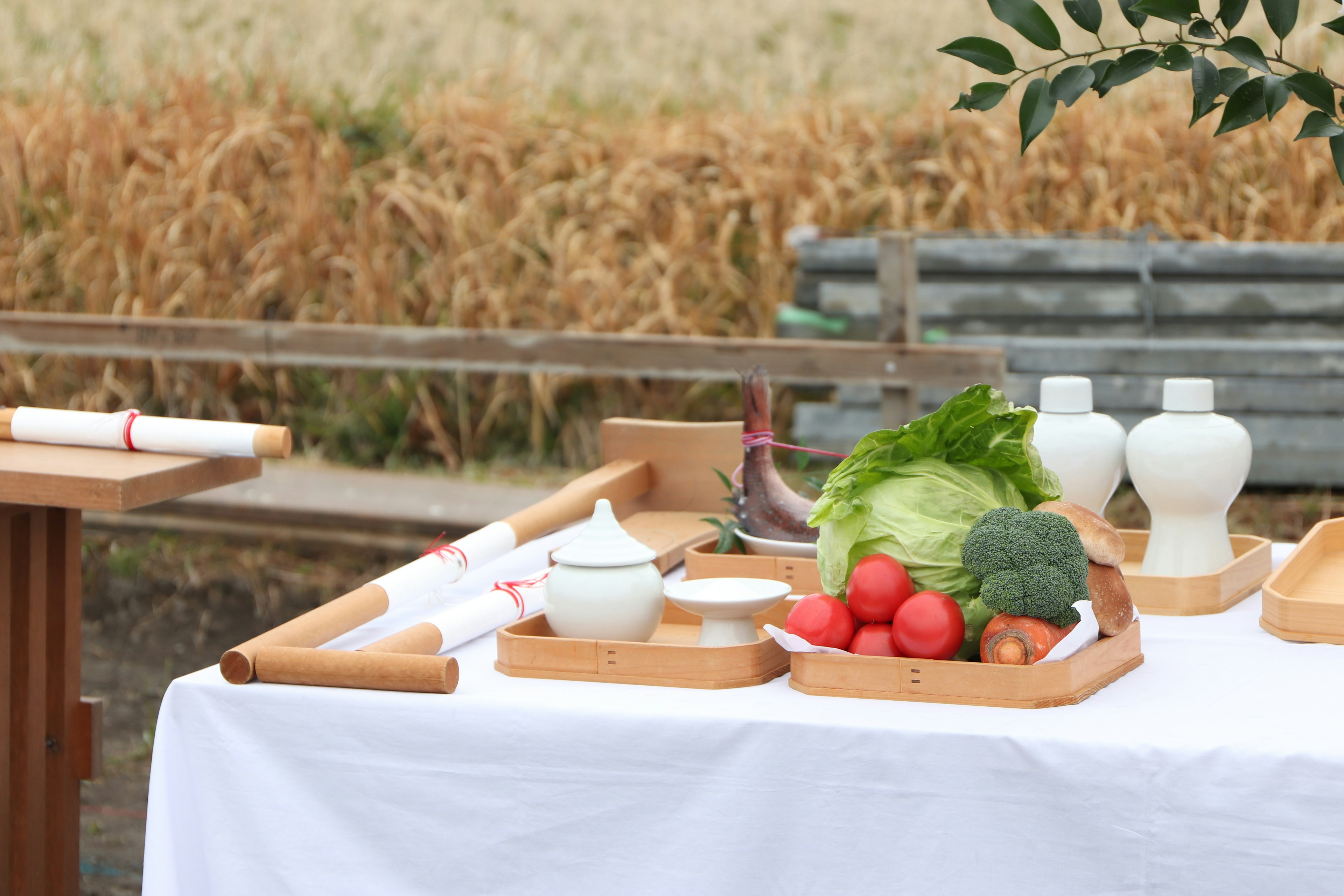 Scène avec des légumes frais et de la vaisselle disposés sur une table