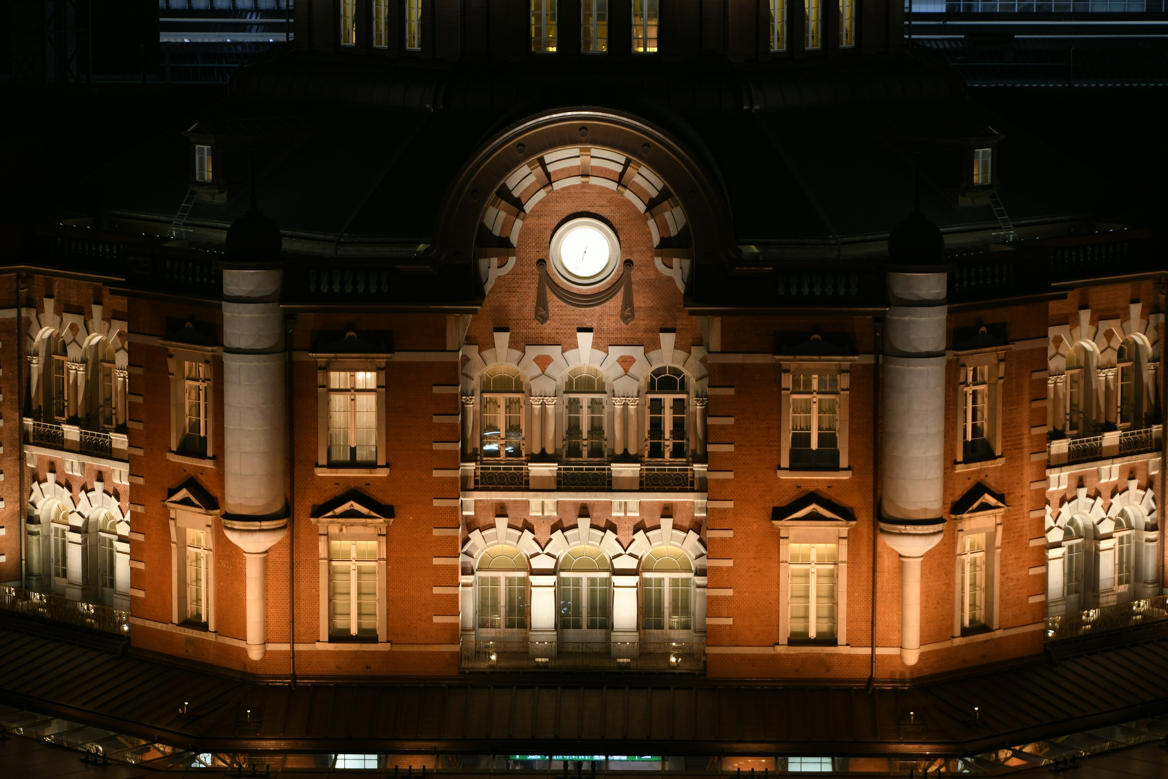 Belle vue nocturne de la gare de Tokyo avec une architecture en briques rouges et un éclairage mis en valeur