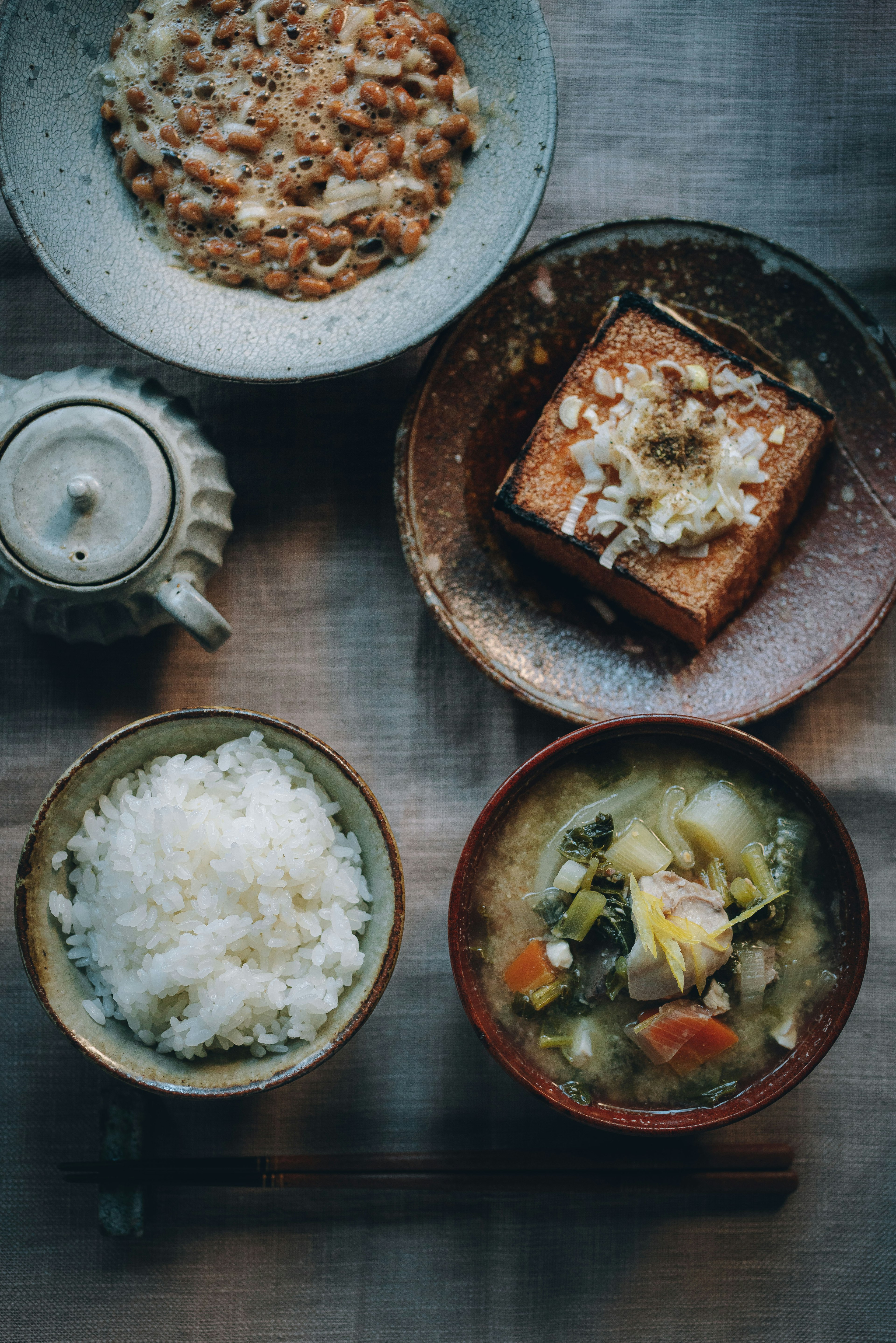 Leckeres japanisches Gericht mit Reis Miso-Suppe gegrillter Fisch