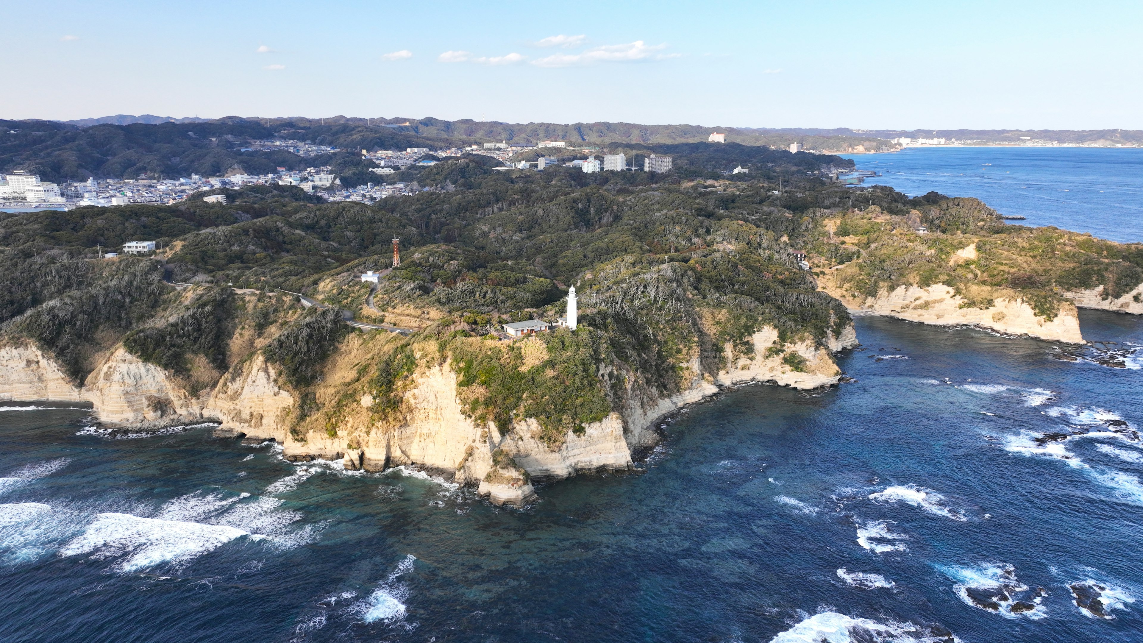 Un'isola verdeggiante con un faro circondata dal mare