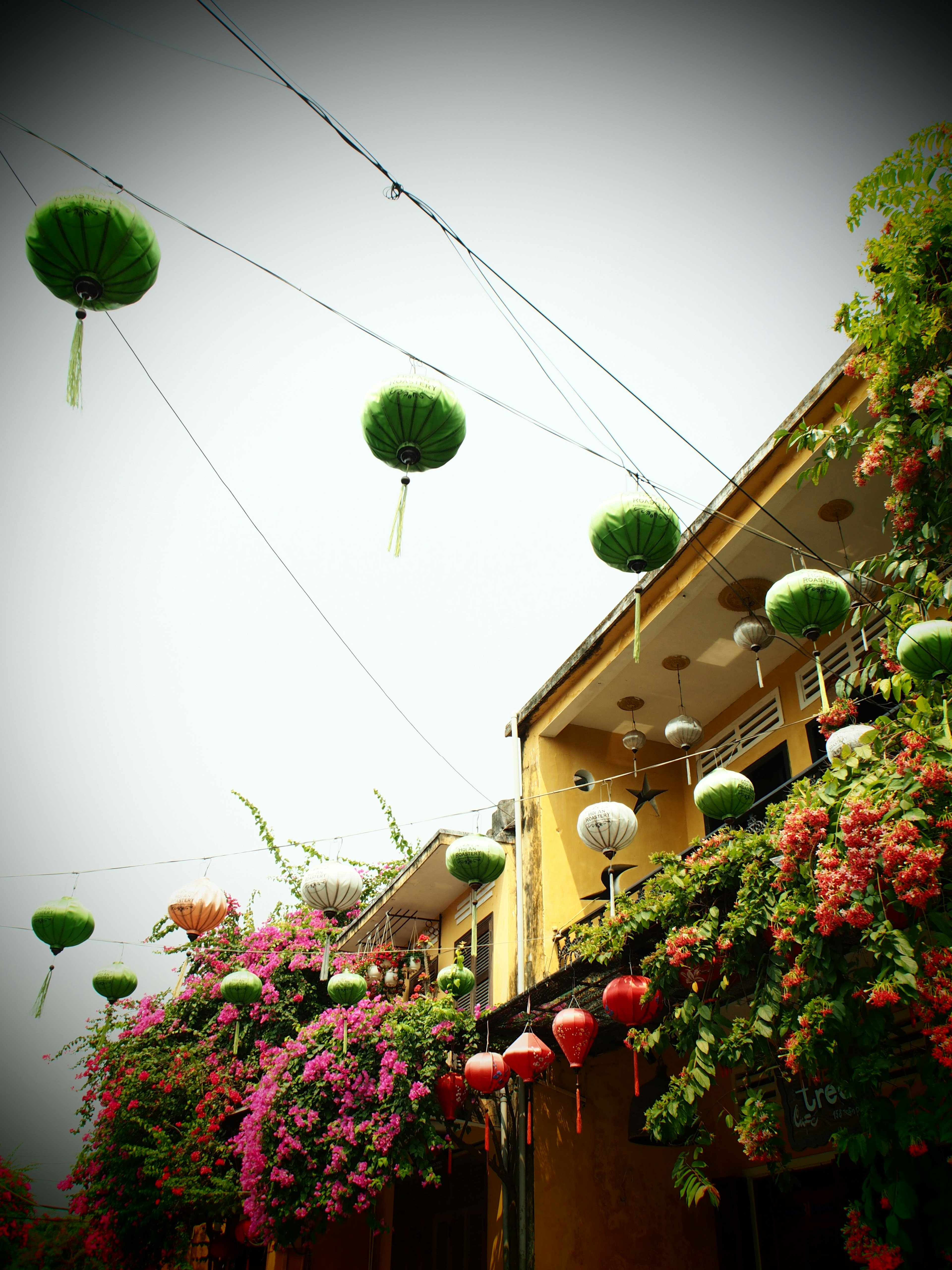 Edificio decorato con fiori vivaci e decorazioni verdi appese